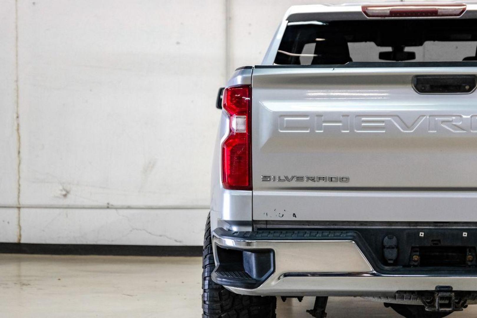 2020 Silver Ice Metallic /Jet Black Chevrolet Silverado 1500 LT (1GCRYDED0LZ) with an EcoTec3 5.3L V8 engine, Automatic transmission, located at 15300 Midway Rd., Addison, TX, 75001, (972) 702-0011, 32.958321, -96.838074 - Photo#42