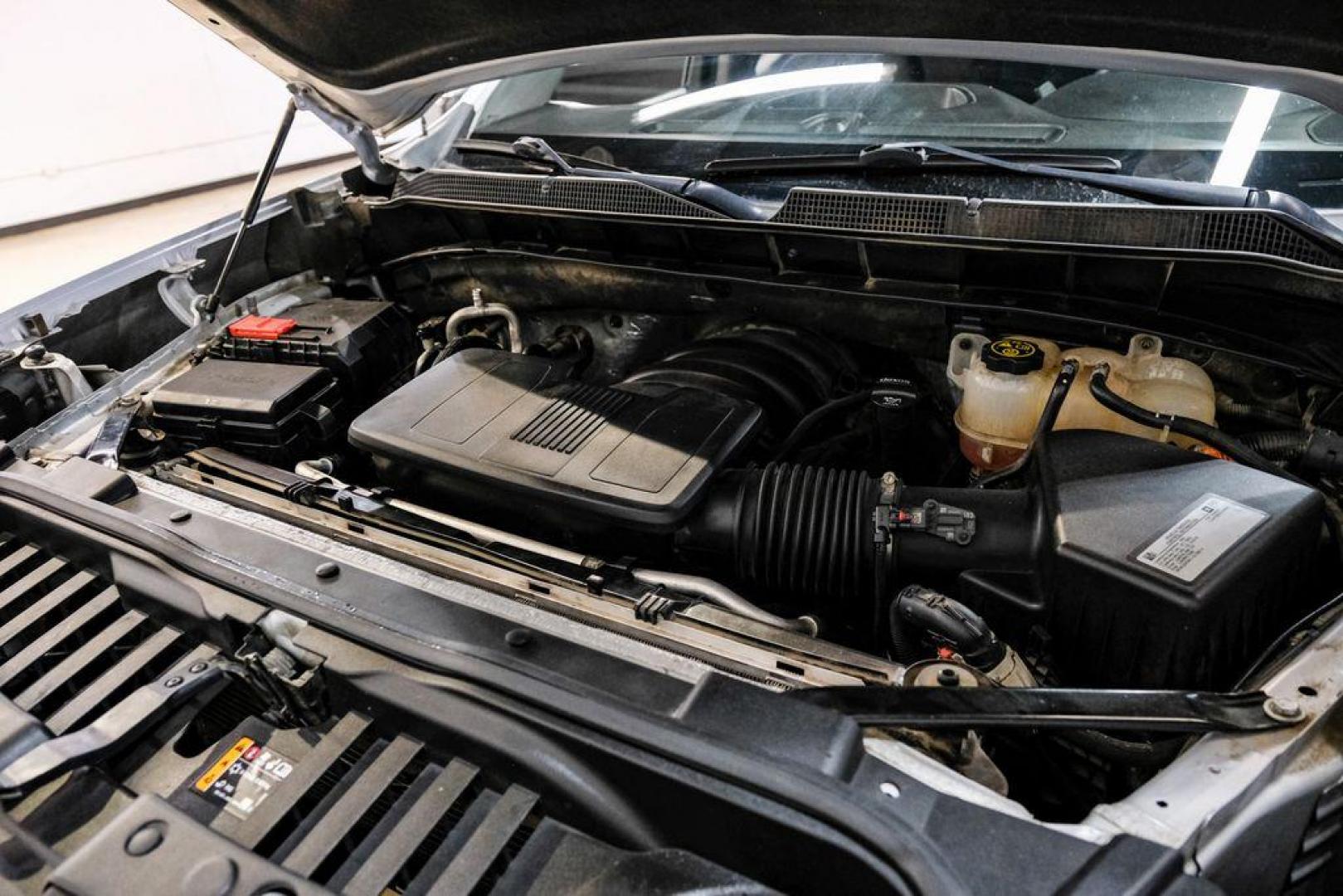 2020 Silver Ice Metallic /Jet Black Chevrolet Silverado 1500 LT (1GCRYDED0LZ) with an EcoTec3 5.3L V8 engine, Automatic transmission, located at 15300 Midway Rd., Addison, TX, 75001, (972) 702-0011, 32.958321, -96.838074 - Photo#43