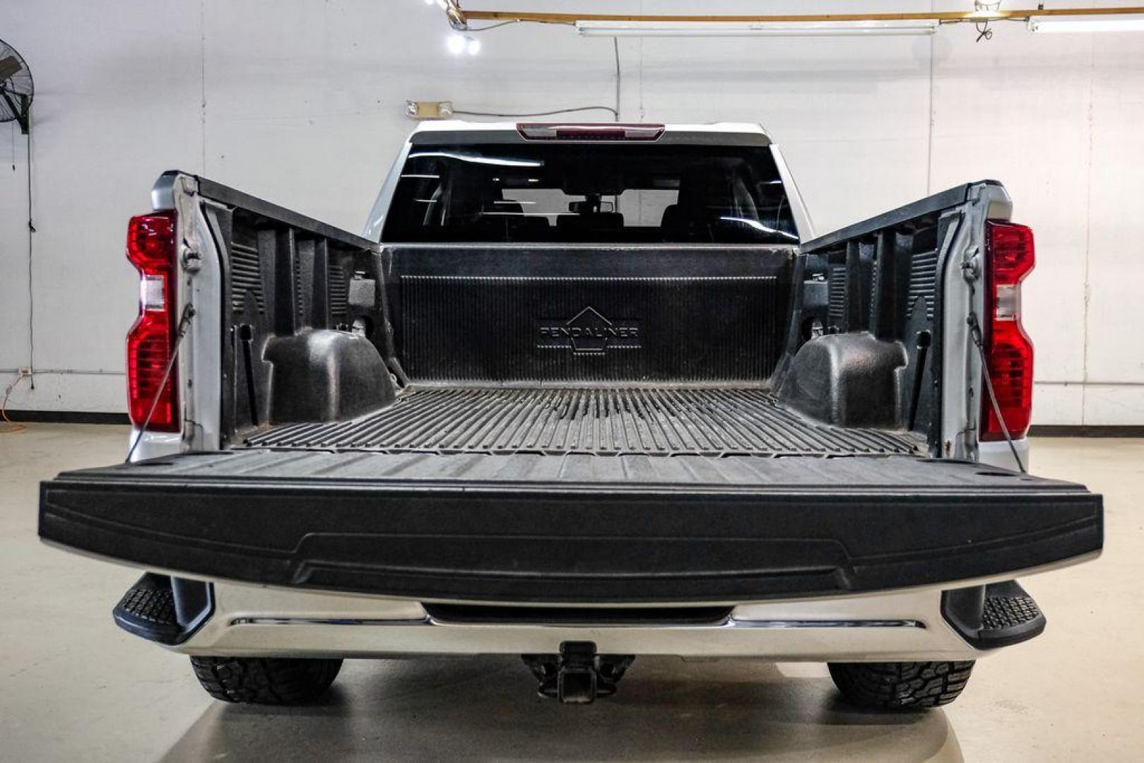 2020 Silver Ice Metallic /Jet Black Chevrolet Silverado 1500 LT (1GCRYDED0LZ) with an EcoTec3 5.3L V8 engine, Automatic transmission, located at 15300 Midway Rd., Addison, TX, 75001, (972) 702-0011, 32.958321, -96.838074 - Photo#46