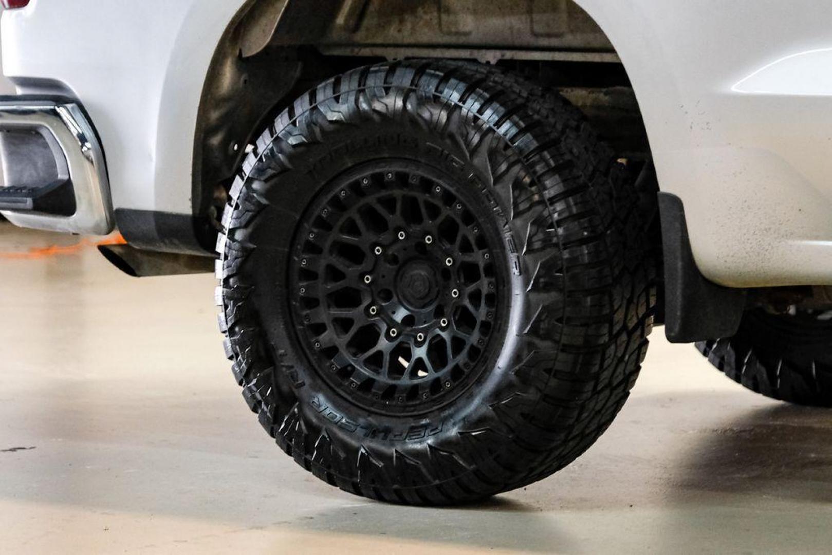2020 Silver Ice Metallic /Jet Black Chevrolet Silverado 1500 LT (1GCRYDED0LZ) with an EcoTec3 5.3L V8 engine, Automatic transmission, located at 15300 Midway Rd., Addison, TX, 75001, (972) 702-0011, 32.958321, -96.838074 - Photo#48