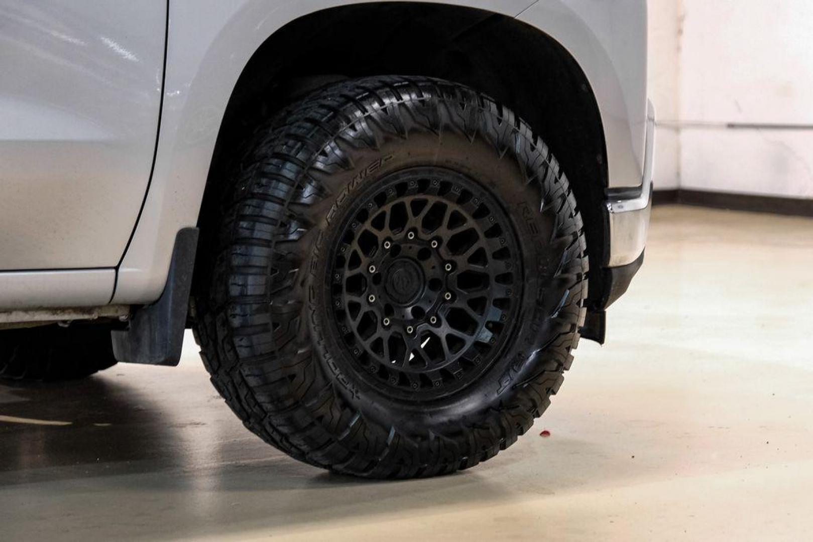 2020 Silver Ice Metallic /Jet Black Chevrolet Silverado 1500 LT (1GCRYDED0LZ) with an EcoTec3 5.3L V8 engine, Automatic transmission, located at 15300 Midway Rd., Addison, TX, 75001, (972) 702-0011, 32.958321, -96.838074 - Photo#49