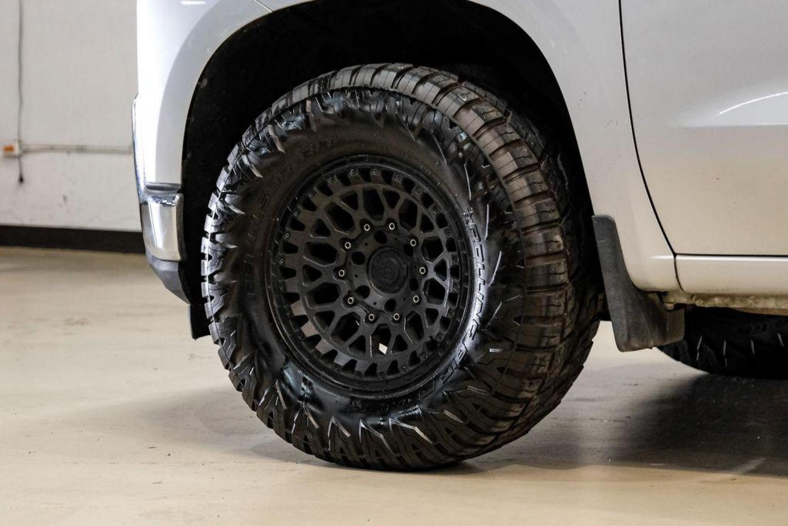 2020 Silver Ice Metallic /Jet Black Chevrolet Silverado 1500 LT (1GCRYDED0LZ) with an EcoTec3 5.3L V8 engine, Automatic transmission, located at 15300 Midway Rd., Addison, TX, 75001, (972) 702-0011, 32.958321, -96.838074 - Photo#50