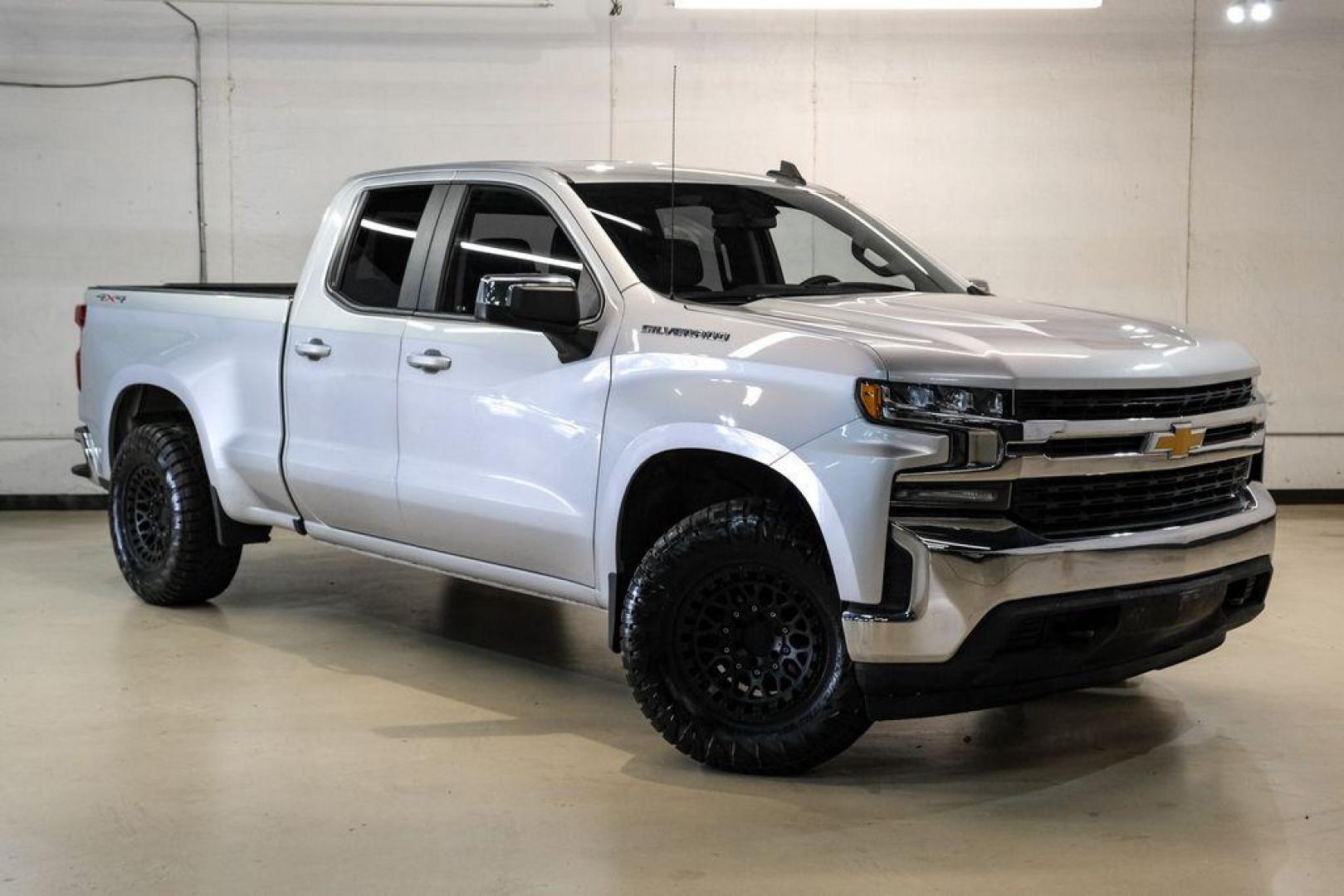 2020 Silver Ice Metallic /Jet Black Chevrolet Silverado 1500 LT (1GCRYDED0LZ) with an EcoTec3 5.3L V8 engine, Automatic transmission, located at 15300 Midway Rd., Addison, TX, 75001, (972) 702-0011, 32.958321, -96.838074- Photo#5
