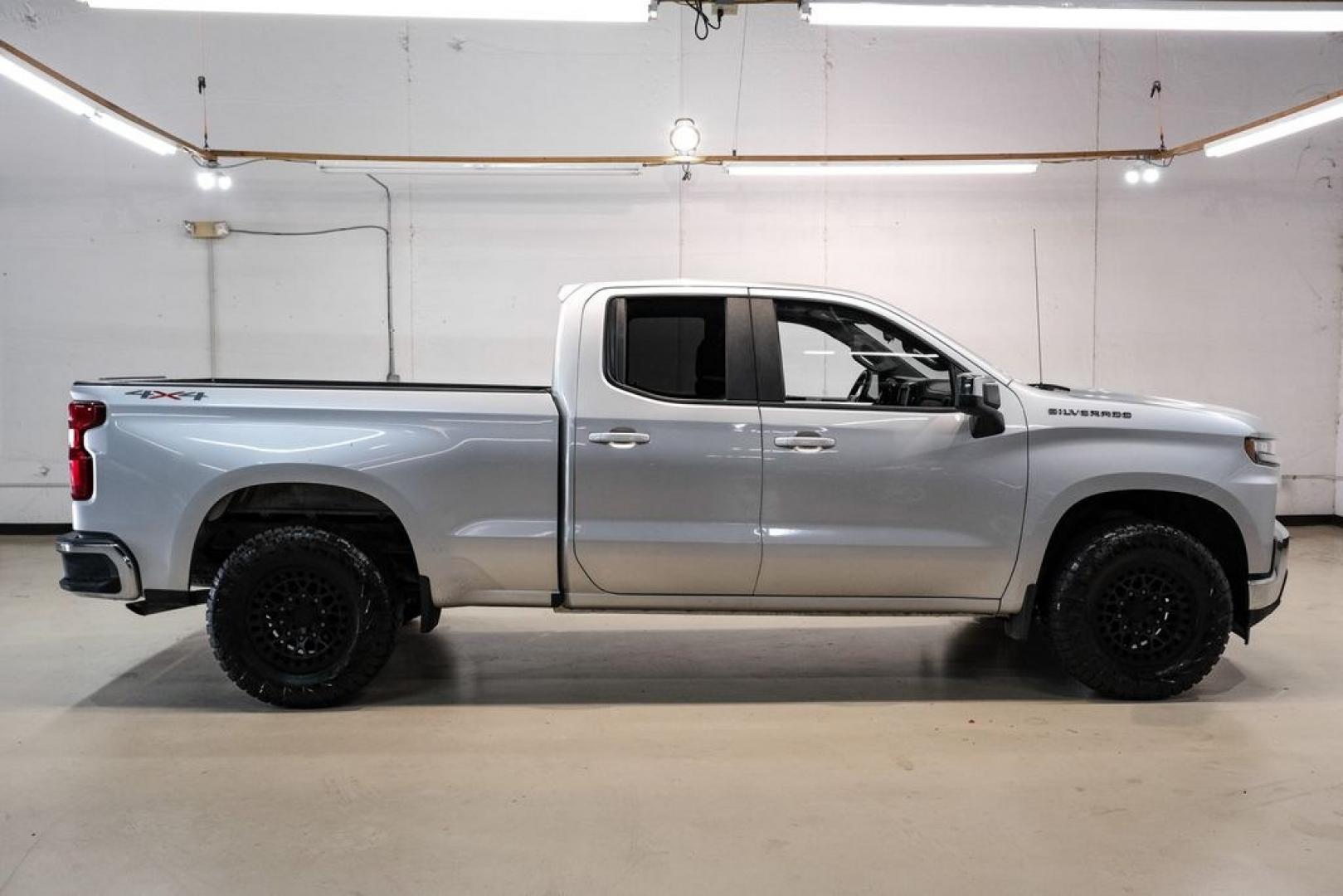 2020 Silver Ice Metallic /Jet Black Chevrolet Silverado 1500 LT (1GCRYDED0LZ) with an EcoTec3 5.3L V8 engine, Automatic transmission, located at 15300 Midway Rd., Addison, TX, 75001, (972) 702-0011, 32.958321, -96.838074- Photo#6