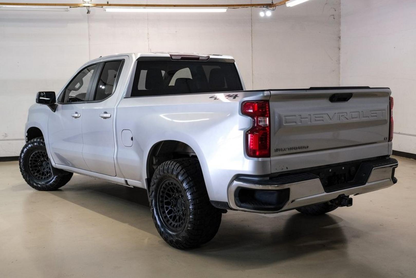 2020 Silver Ice Metallic /Jet Black Chevrolet Silverado 1500 LT (1GCRYDED0LZ) with an EcoTec3 5.3L V8 engine, Automatic transmission, located at 15300 Midway Rd., Addison, TX, 75001, (972) 702-0011, 32.958321, -96.838074- Photo#9