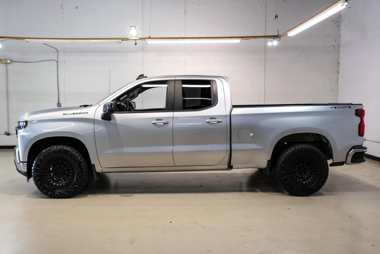 2020 Silver Ice Metallic /Jet Black Chevrolet Silverado 1500 LT (1GCRYDED0LZ) with an EcoTec3 5.3L V8 engine, Automatic transmission, located at 15300 Midway Rd., Addison, TX, 75001, (972) 702-0011, 32.958321, -96.838074- Photo#10