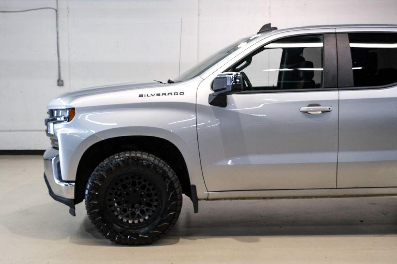 2020 Silver Ice Metallic /Jet Black Chevrolet Silverado 1500 LT (1GCRYDED0LZ) with an EcoTec3 5.3L V8 engine, Automatic transmission, located at 15300 Midway Rd., Addison, TX, 75001, (972) 702-0011, 32.958321, -96.838074- Photo#11