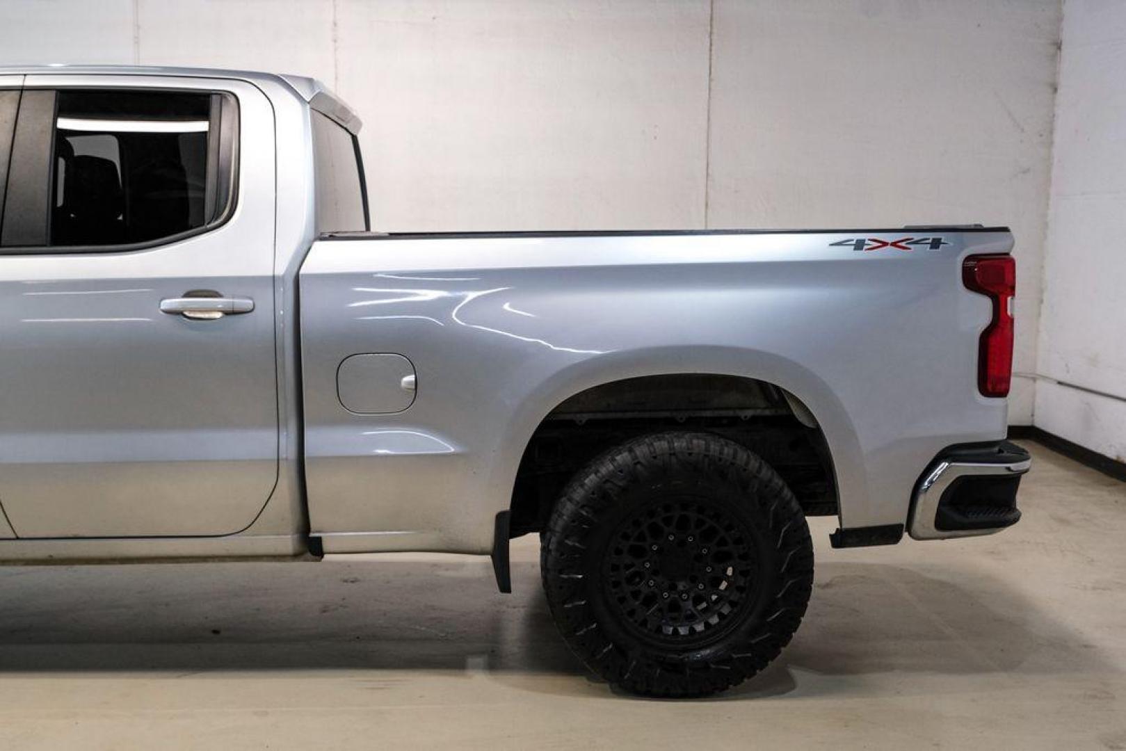 2020 Silver Ice Metallic /Jet Black Chevrolet Silverado 1500 LT (1GCRYDED0LZ) with an EcoTec3 5.3L V8 engine, Automatic transmission, located at 15300 Midway Rd., Addison, TX, 75001, (972) 702-0011, 32.958321, -96.838074- Photo#12