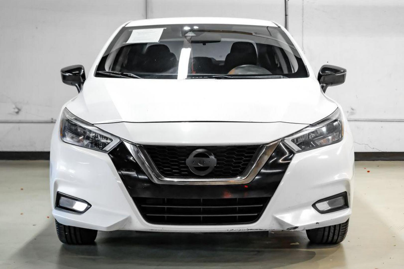 2020 Aspen White /Sport Interior Nissan Versa 1.6 SR (3N1CN8FV3LL) with an 1.6L 4-Cylinder DOHC 16V engine, CVT transmission, located at 15300 Midway Rd., Addison, TX, 75001, (972) 702-0011, 32.958321, -96.838074 - Photo#4