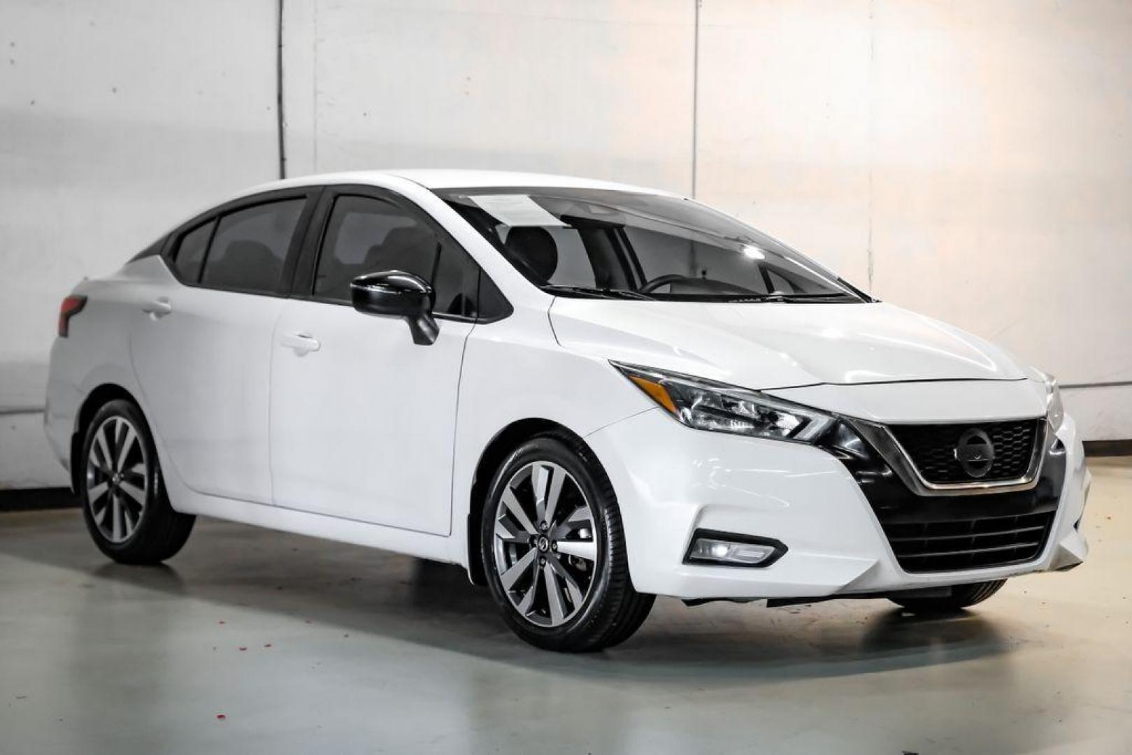 2020 Aspen White /Sport Interior Nissan Versa 1.6 SR (3N1CN8FV3LL) with an 1.6L 4-Cylinder DOHC 16V engine, CVT transmission, located at 15300 Midway Rd., Addison, TX, 75001, (972) 702-0011, 32.958321, -96.838074 - Photo#5