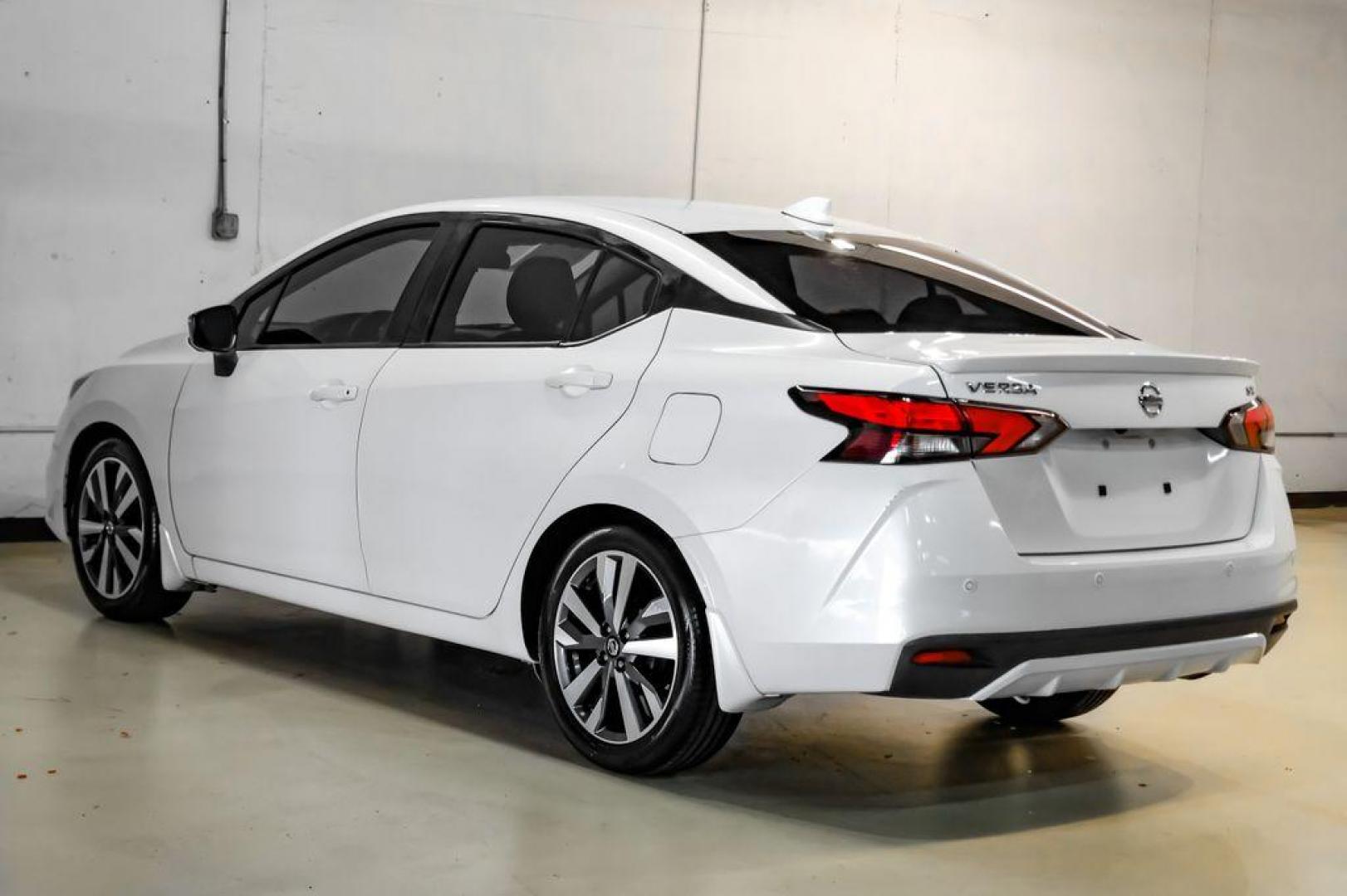 2020 Aspen White /Sport Interior Nissan Versa 1.6 SR (3N1CN8FV3LL) with an 1.6L 4-Cylinder DOHC 16V engine, CVT transmission, located at 15300 Midway Rd., Addison, TX, 75001, (972) 702-0011, 32.958321, -96.838074 - Photo#9