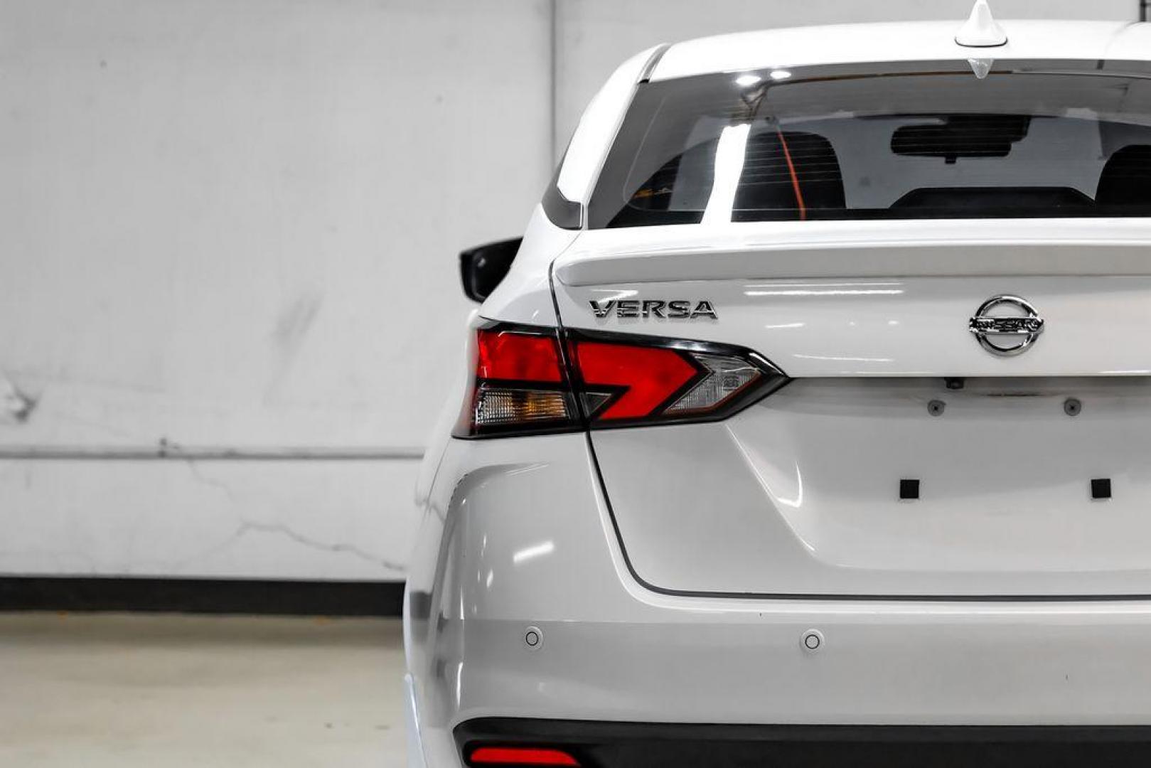 2020 Aspen White /Sport Interior Nissan Versa 1.6 SR (3N1CN8FV3LL) with an 1.6L 4-Cylinder DOHC 16V engine, CVT transmission, located at 15300 Midway Rd., Addison, TX, 75001, (972) 702-0011, 32.958321, -96.838074 - Photo#46