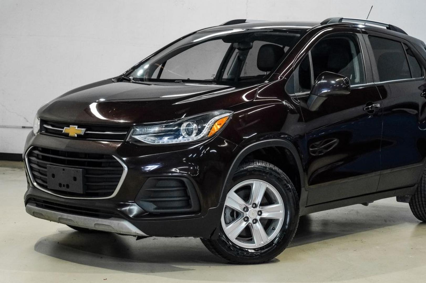 2022 Black Cherry Metallic /Jet Black Chevrolet Trax LT (KL7CJPSM4NB) with an Turbo 1.4L VVT DOHC 4-Cylinder DI SIDI engine, Automatic transmission, located at 15300 Midway Rd., Addison, TX, 75001, (972) 702-0011, 32.958321, -96.838074 - Photo#4