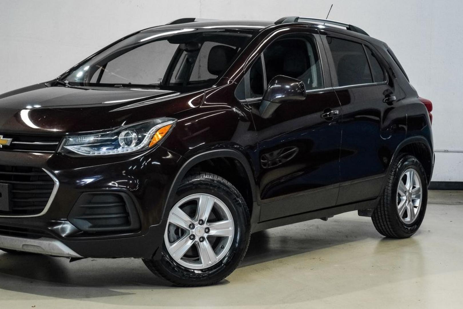 2022 Black Cherry Metallic /Jet Black Chevrolet Trax LT (KL7CJPSM4NB) with an Turbo 1.4L VVT DOHC 4-Cylinder DI SIDI engine, Automatic transmission, located at 15300 Midway Rd., Addison, TX, 75001, (972) 702-0011, 32.958321, -96.838074 - Photo#5