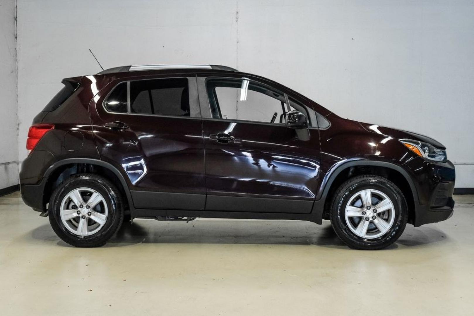 2022 Black Cherry Metallic /Jet Black Chevrolet Trax LT (KL7CJPSM4NB) with an Turbo 1.4L VVT DOHC 4-Cylinder DI SIDI engine, Automatic transmission, located at 15300 Midway Rd., Addison, TX, 75001, (972) 702-0011, 32.958321, -96.838074 - Photo#8