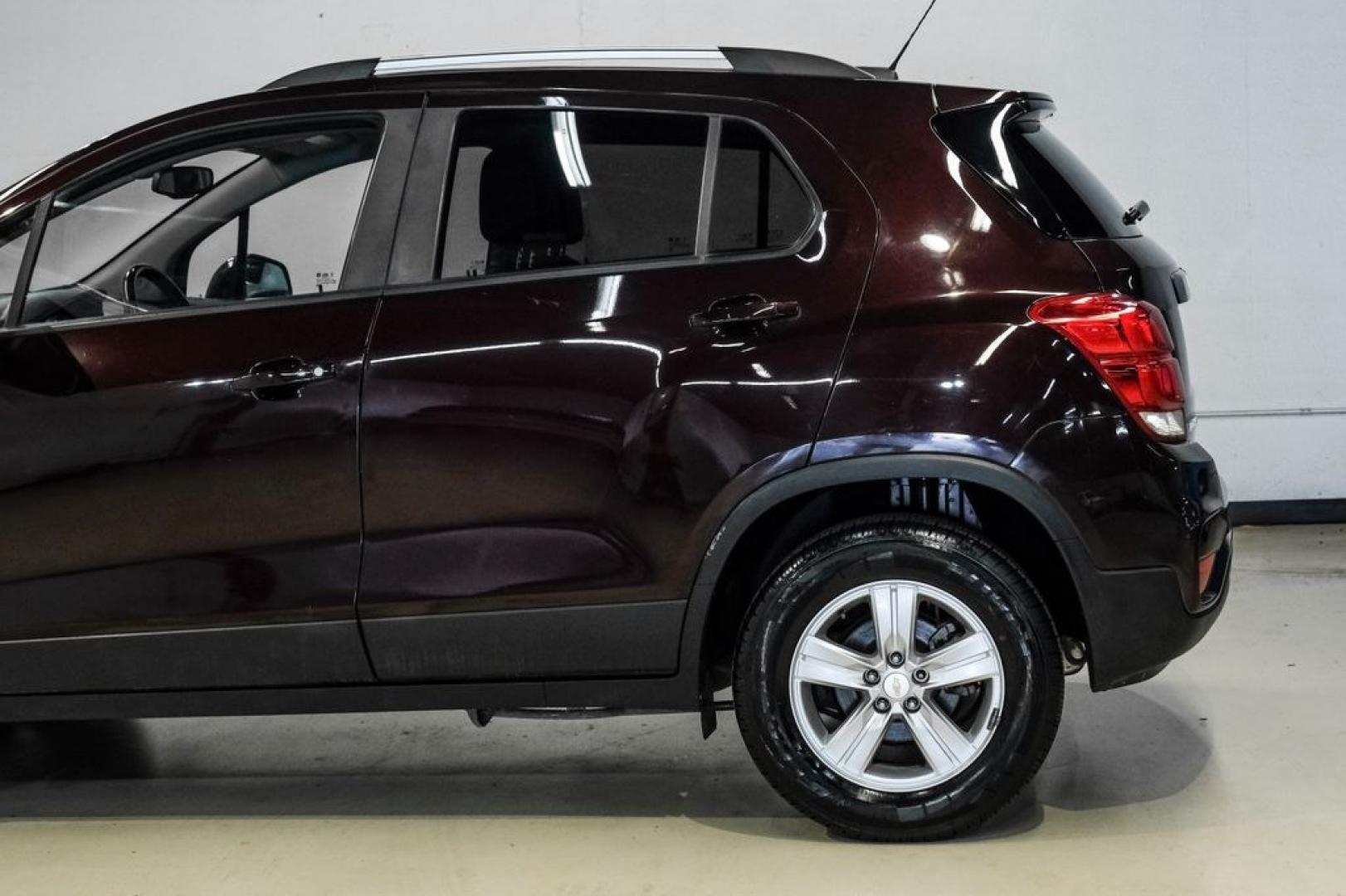 2022 Black Cherry Metallic /Jet Black Chevrolet Trax LT (KL7CJPSM4NB) with an Turbo 1.4L VVT DOHC 4-Cylinder DI SIDI engine, Automatic transmission, located at 15300 Midway Rd., Addison, TX, 75001, (972) 702-0011, 32.958321, -96.838074 - Photo#16