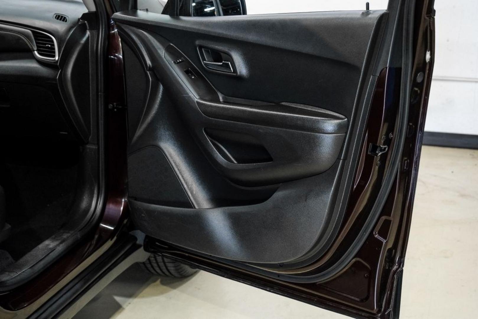 2022 Black Cherry Metallic /Jet Black Chevrolet Trax LT (KL7CJPSM4NB) with an Turbo 1.4L VVT DOHC 4-Cylinder DI SIDI engine, Automatic transmission, located at 15300 Midway Rd., Addison, TX, 75001, (972) 702-0011, 32.958321, -96.838074 - Photo#45