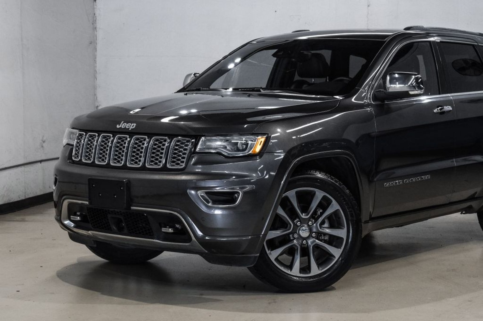 2017 Granite Crystal Metallic Clearcoat /Black Jeep Grand Cherokee Overland (1C4RJECG0HC) with an 3.6L V6 24V VVT engine, Automatic transmission, located at 15300 Midway Rd., Addison, TX, 75001, (972) 702-0011, 32.958321, -96.838074 - Photo#5