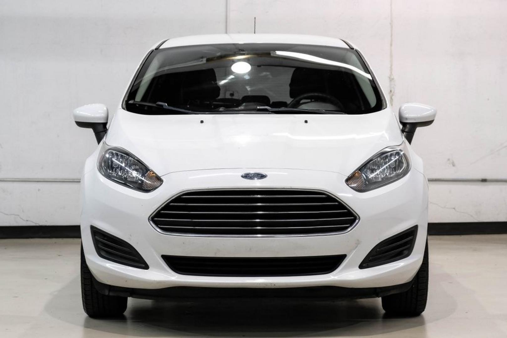 2019 Oxford White /Black Ford Fiesta SE (3FADP4EJXKM) with an 1.6L I4 Ti-VCT engine, Automatic transmission, located at 15300 Midway Rd., Addison, TX, 75001, (972) 702-0011, 32.958321, -96.838074 - Photo#4