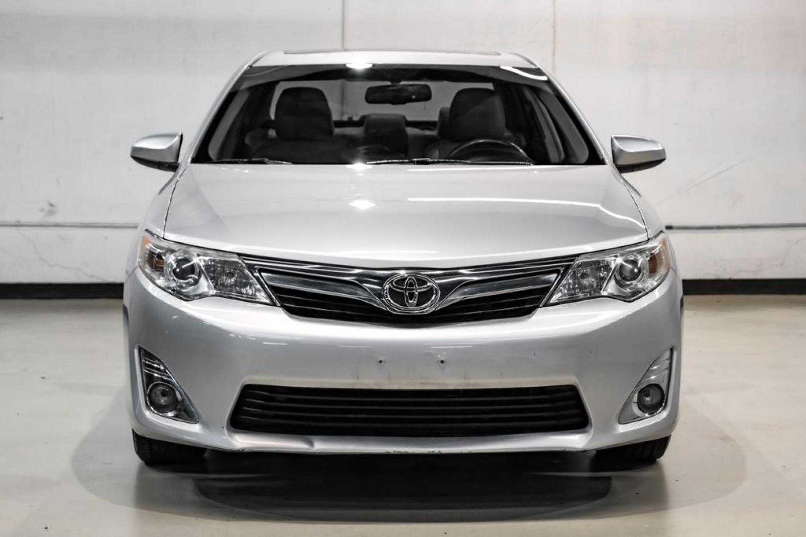 2014 Classic Silver Metallic /Ash Toyota Camry XLE (4T4BF1FK4ER) with an 2.5L I4 SMPI DOHC engine, Automatic transmission, located at 15300 Midway Rd., Addison, TX, 75001, (972) 702-0011, 32.958321, -96.838074 - Photo#5