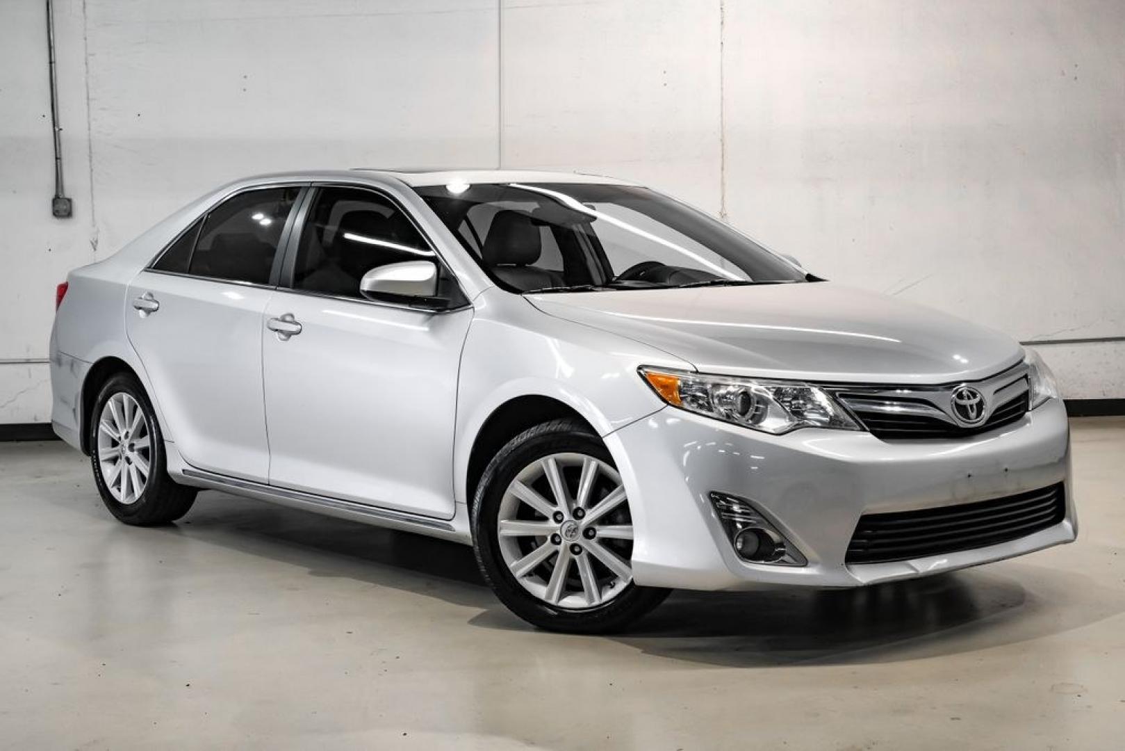 2014 Classic Silver Metallic /Ash Toyota Camry XLE (4T4BF1FK4ER) with an 2.5L I4 SMPI DOHC engine, Automatic transmission, located at 15300 Midway Rd., Addison, TX, 75001, (972) 702-0011, 32.958321, -96.838074 - Photo#6