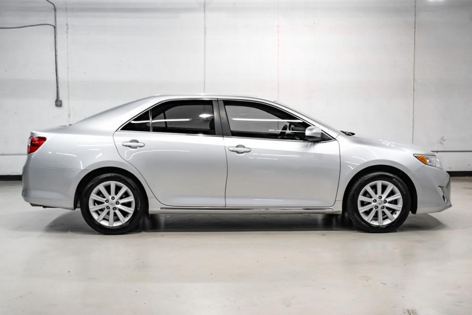 2014 Classic Silver Metallic /Ash Toyota Camry XLE (4T4BF1FK4ER) with an 2.5L I4 SMPI DOHC engine, Automatic transmission, located at 15300 Midway Rd., Addison, TX, 75001, (972) 702-0011, 32.958321, -96.838074 - Photo#7