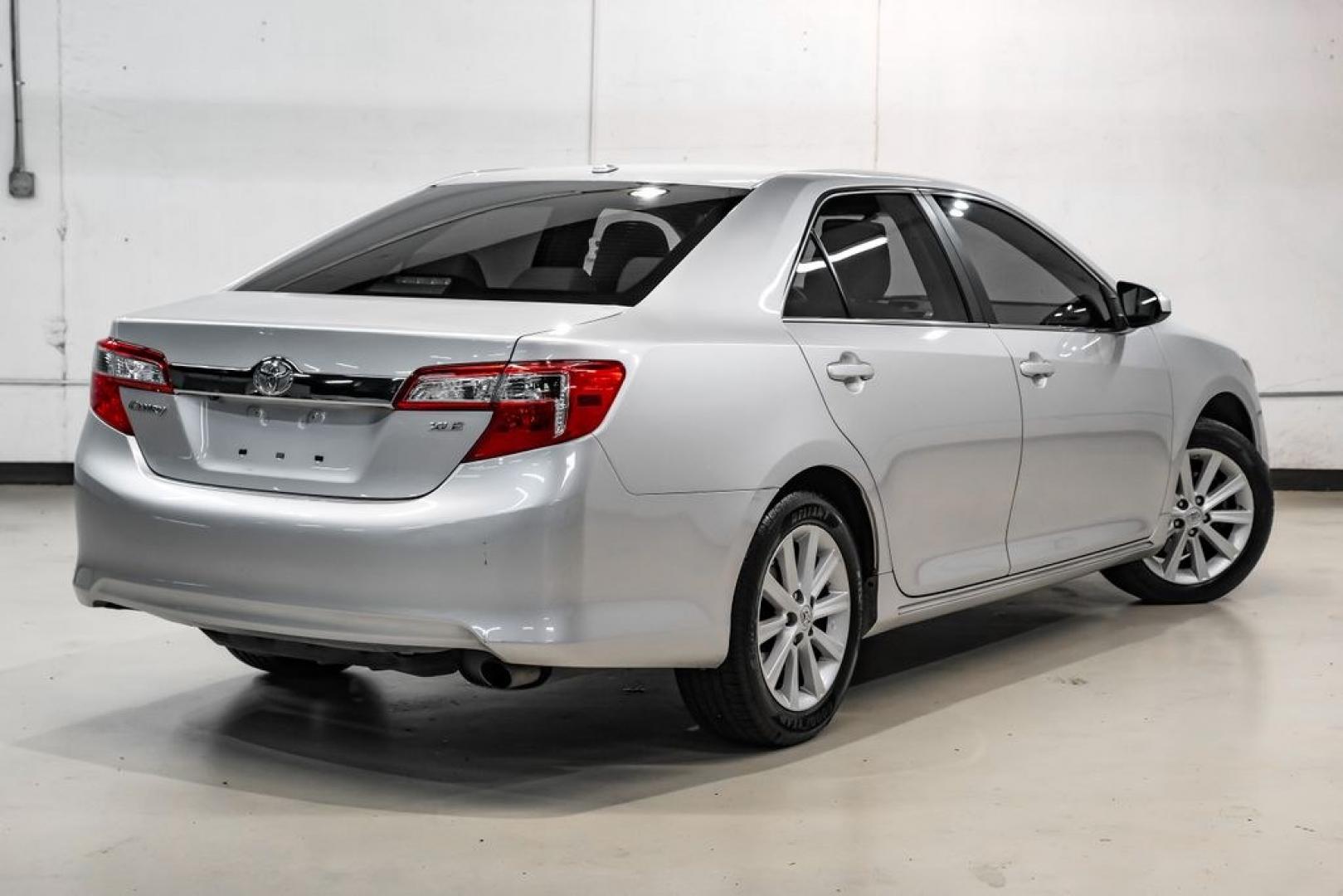 2014 Classic Silver Metallic /Ash Toyota Camry XLE (4T4BF1FK4ER) with an 2.5L I4 SMPI DOHC engine, Automatic transmission, located at 15300 Midway Rd., Addison, TX, 75001, (972) 702-0011, 32.958321, -96.838074 - Photo#8
