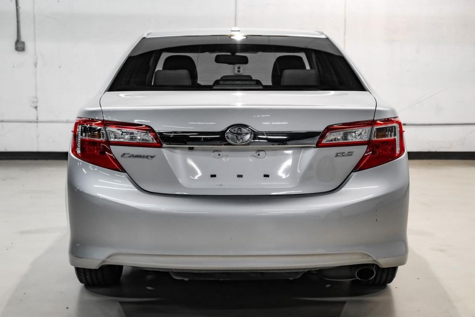 2014 Classic Silver Metallic /Ash Toyota Camry XLE (4T4BF1FK4ER) with an 2.5L I4 SMPI DOHC engine, Automatic transmission, located at 15300 Midway Rd., Addison, TX, 75001, (972) 702-0011, 32.958321, -96.838074 - Photo#9