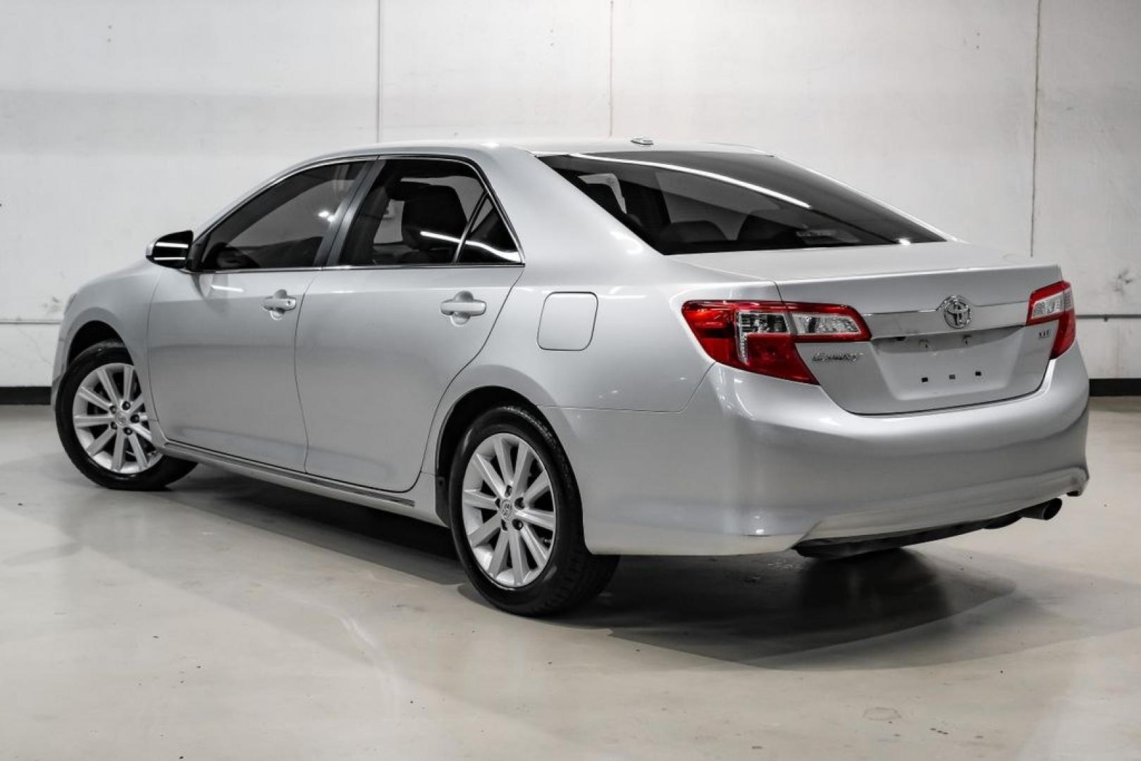 2014 Classic Silver Metallic /Ash Toyota Camry XLE (4T4BF1FK4ER) with an 2.5L I4 SMPI DOHC engine, Automatic transmission, located at 15300 Midway Rd., Addison, TX, 75001, (972) 702-0011, 32.958321, -96.838074 - Photo#10