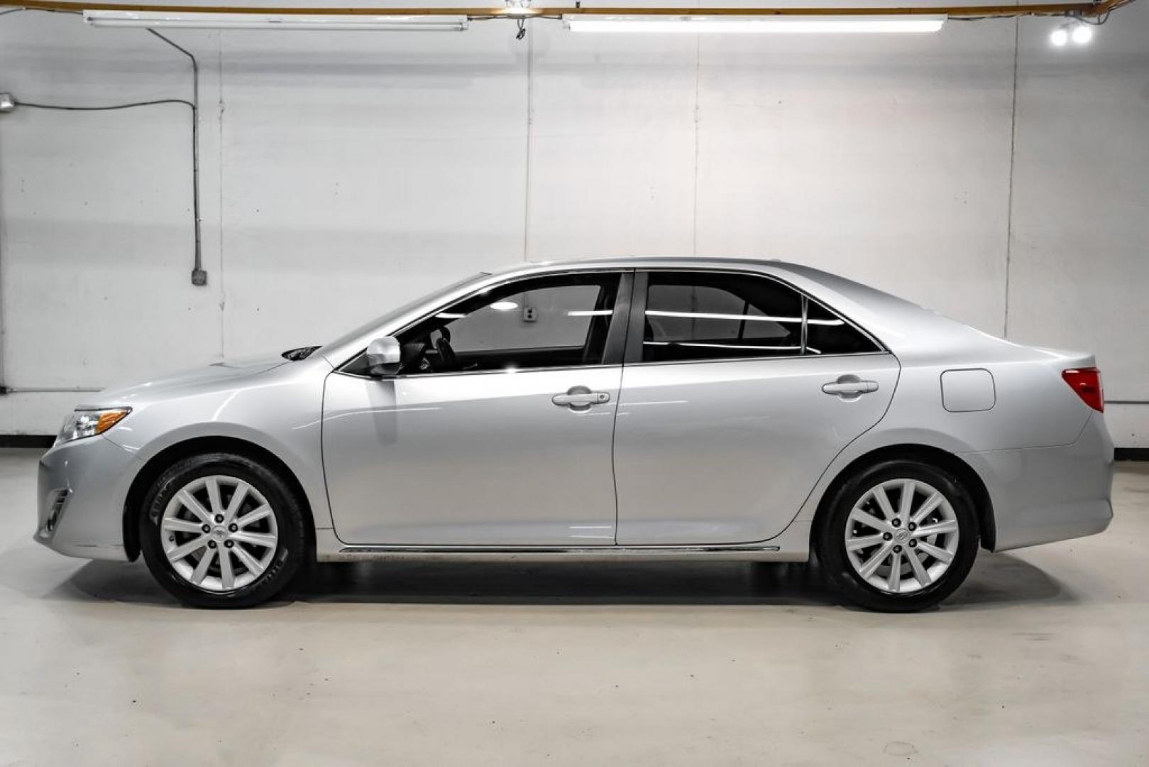 2014 Classic Silver Metallic /Ash Toyota Camry XLE (4T4BF1FK4ER) with an 2.5L I4 SMPI DOHC engine, Automatic transmission, located at 15300 Midway Rd., Addison, TX, 75001, (972) 702-0011, 32.958321, -96.838074 - Photo#11