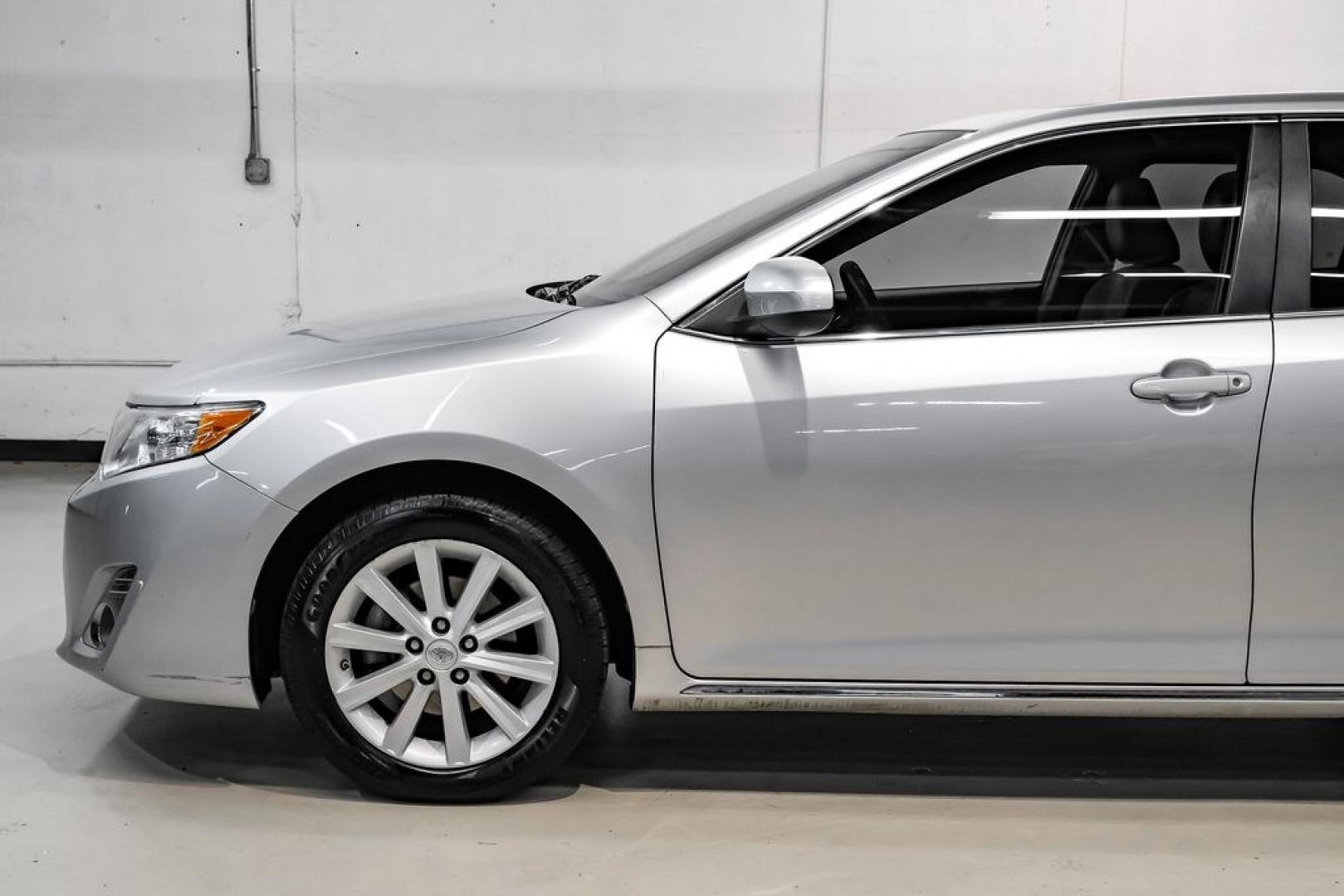 2014 Classic Silver Metallic /Ash Toyota Camry XLE (4T4BF1FK4ER) with an 2.5L I4 SMPI DOHC engine, Automatic transmission, located at 15300 Midway Rd., Addison, TX, 75001, (972) 702-0011, 32.958321, -96.838074 - Photo#12