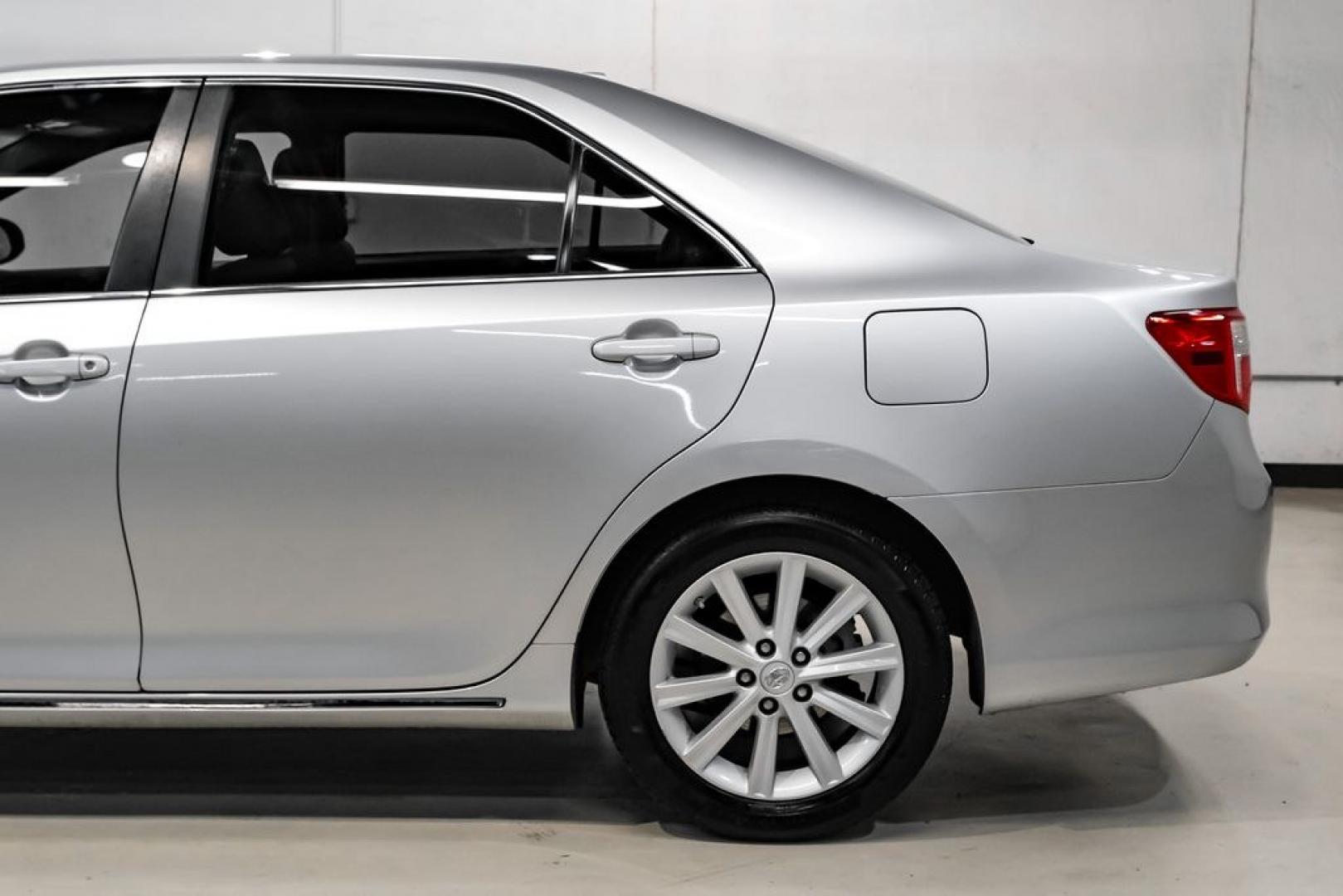 2014 Classic Silver Metallic /Ash Toyota Camry XLE (4T4BF1FK4ER) with an 2.5L I4 SMPI DOHC engine, Automatic transmission, located at 15300 Midway Rd., Addison, TX, 75001, (972) 702-0011, 32.958321, -96.838074 - Photo#13