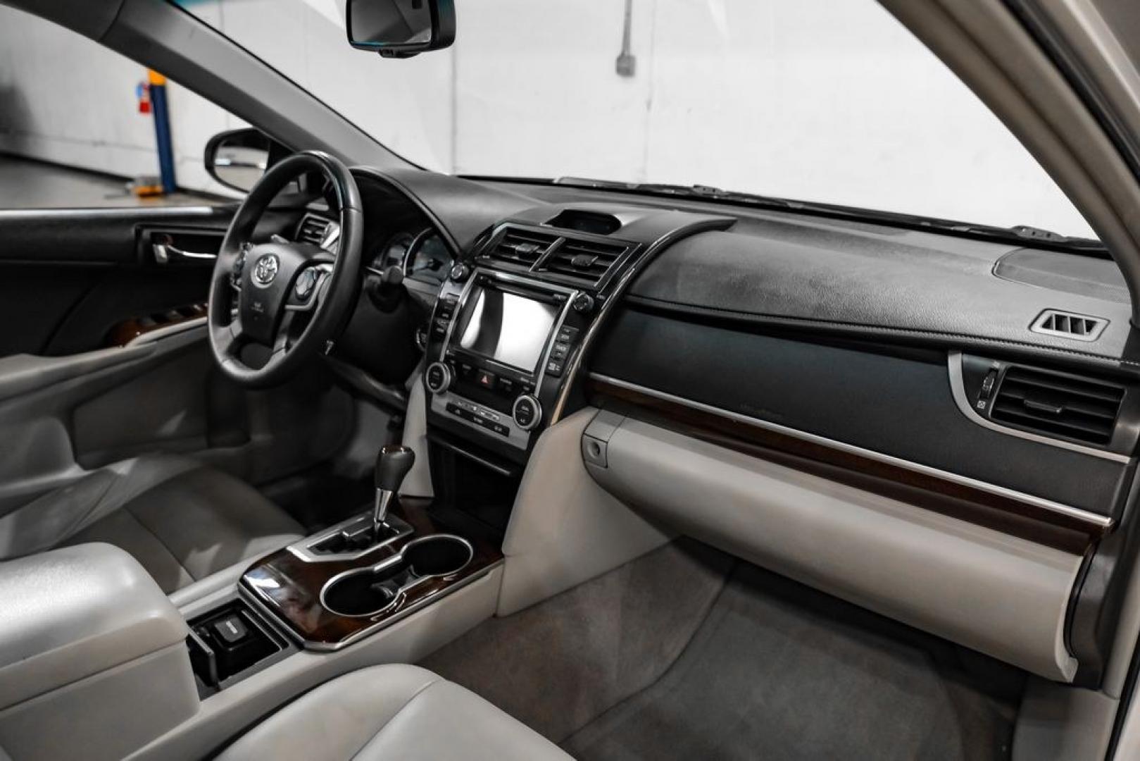 2014 Classic Silver Metallic /Ash Toyota Camry XLE (4T4BF1FK4ER) with an 2.5L I4 SMPI DOHC engine, Automatic transmission, located at 15300 Midway Rd., Addison, TX, 75001, (972) 702-0011, 32.958321, -96.838074 - Photo#14