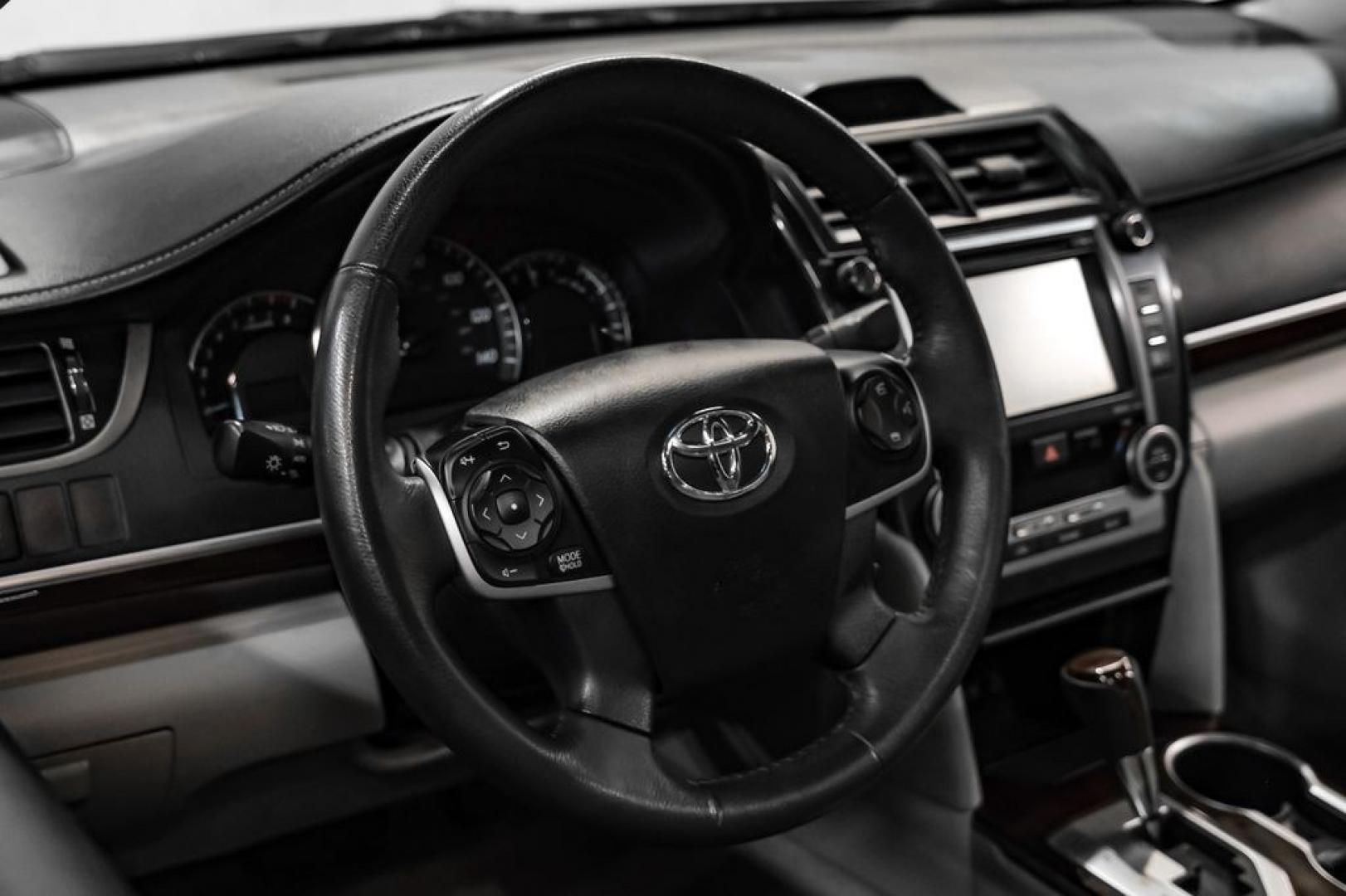 2014 Classic Silver Metallic /Ash Toyota Camry XLE (4T4BF1FK4ER) with an 2.5L I4 SMPI DOHC engine, Automatic transmission, located at 15300 Midway Rd., Addison, TX, 75001, (972) 702-0011, 32.958321, -96.838074 - Photo#17