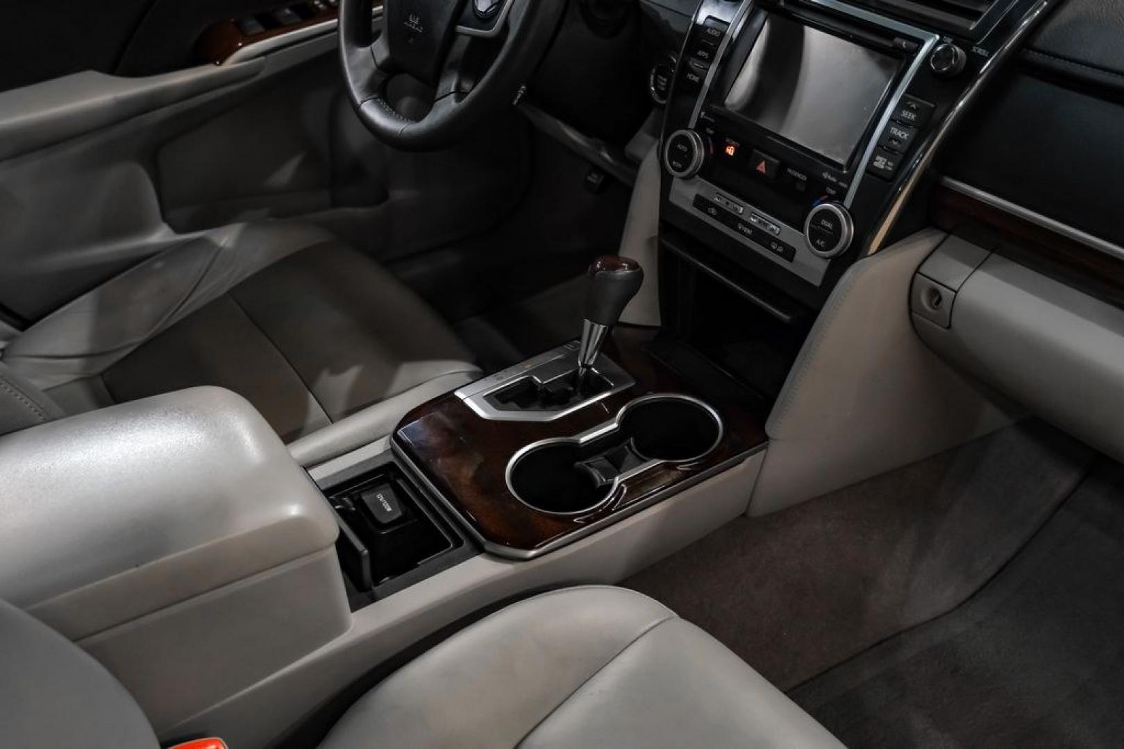 2014 Classic Silver Metallic /Ash Toyota Camry XLE (4T4BF1FK4ER) with an 2.5L I4 SMPI DOHC engine, Automatic transmission, located at 15300 Midway Rd., Addison, TX, 75001, (972) 702-0011, 32.958321, -96.838074 - Photo#24