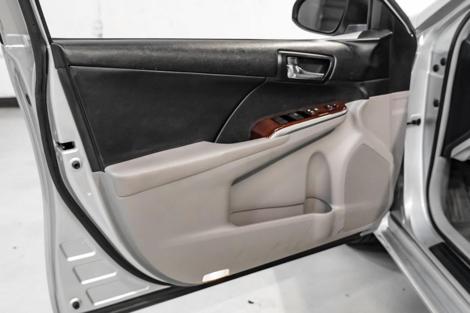2014 Classic Silver Metallic /Ash Toyota Camry XLE (4T4BF1FK4ER) with an 2.5L I4 SMPI DOHC engine, Automatic transmission, located at 15300 Midway Rd., Addison, TX, 75001, (972) 702-0011, 32.958321, -96.838074 - Photo#43