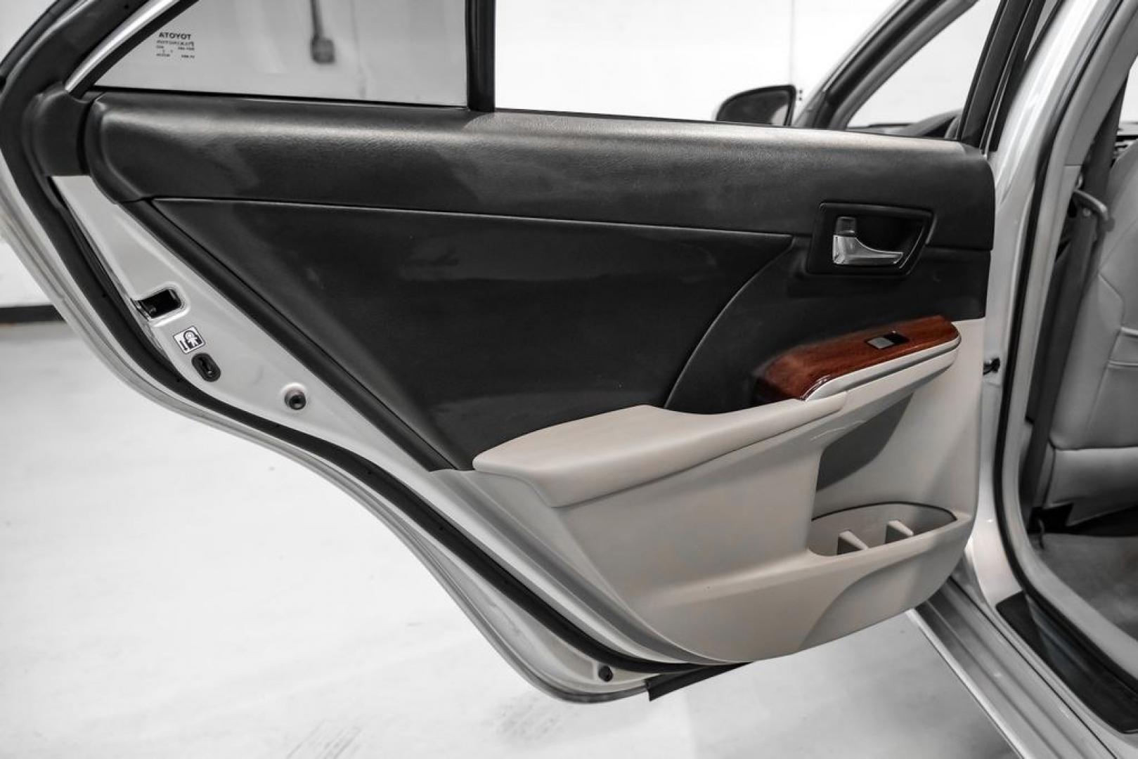 2014 Classic Silver Metallic /Ash Toyota Camry XLE (4T4BF1FK4ER) with an 2.5L I4 SMPI DOHC engine, Automatic transmission, located at 15300 Midway Rd., Addison, TX, 75001, (972) 702-0011, 32.958321, -96.838074 - Photo#46