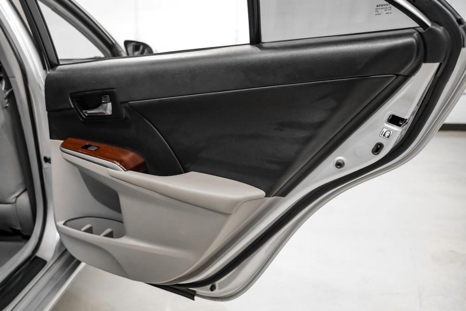 2014 Classic Silver Metallic /Ash Toyota Camry XLE (4T4BF1FK4ER) with an 2.5L I4 SMPI DOHC engine, Automatic transmission, located at 15300 Midway Rd., Addison, TX, 75001, (972) 702-0011, 32.958321, -96.838074 - Photo#47