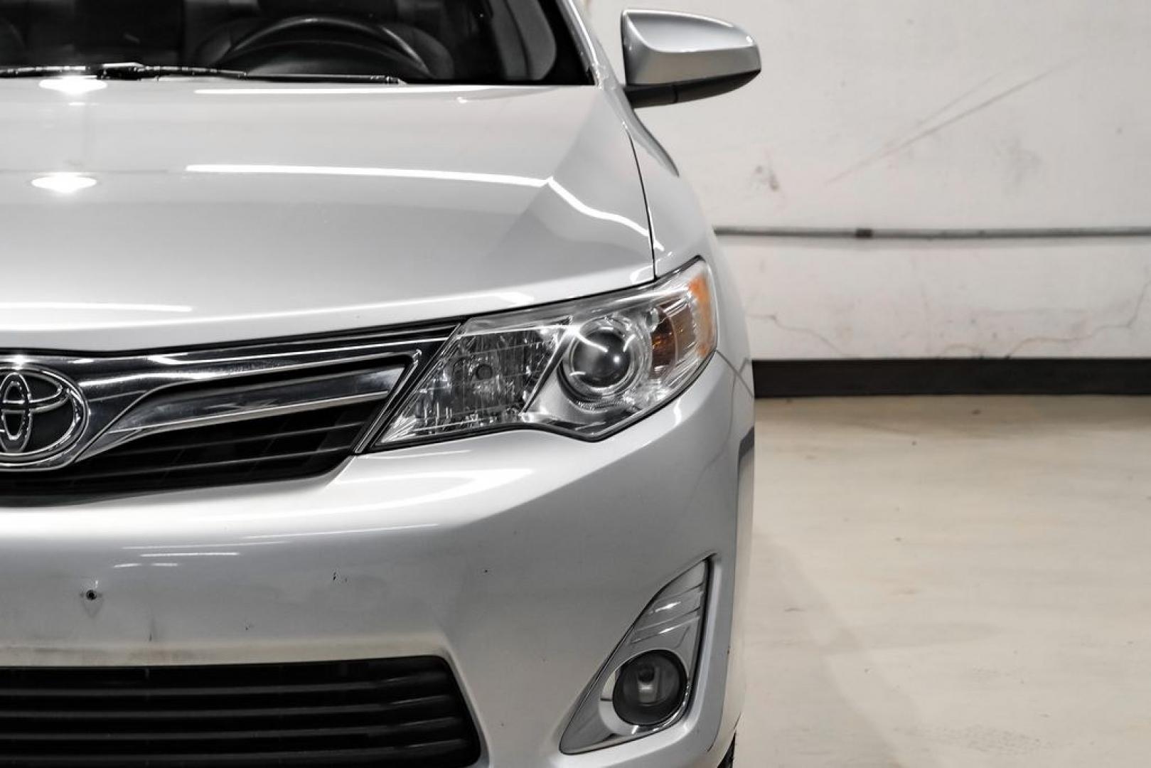 2014 Classic Silver Metallic /Ash Toyota Camry XLE (4T4BF1FK4ER) with an 2.5L I4 SMPI DOHC engine, Automatic transmission, located at 15300 Midway Rd., Addison, TX, 75001, (972) 702-0011, 32.958321, -96.838074 - Photo#48
