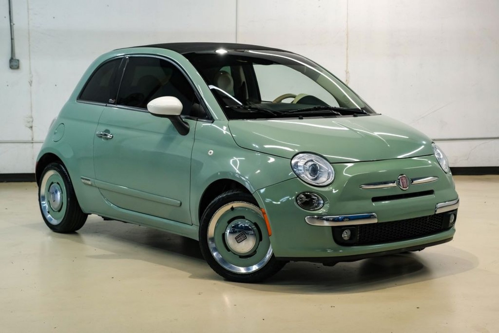 2015 Light Green /Ivory Fiat 500c Lounge (3C3CFFER4FT) with an 1.4L I4 16V MultiAir engine, Automatic transmission, located at 15300 Midway Rd., Addison, TX, 75001, (972) 702-0011, 32.958321, -96.838074 - Photo#5