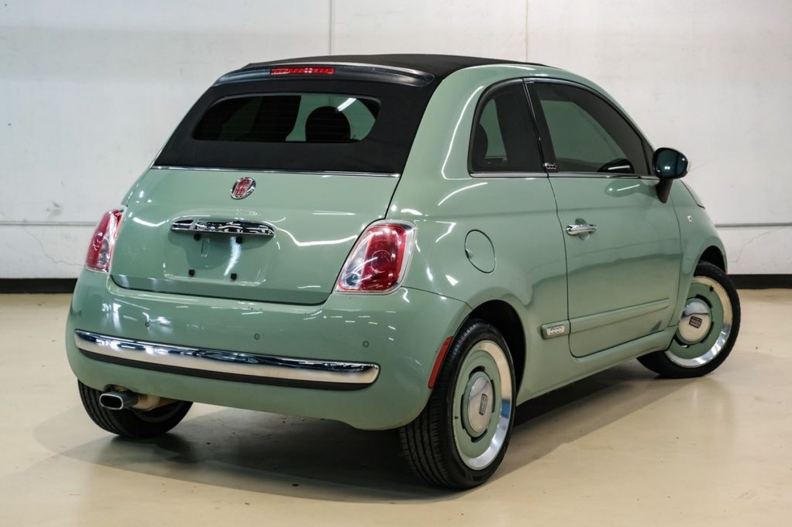 2015 Light Green /Ivory Fiat 500c Lounge (3C3CFFER4FT) with an 1.4L I4 16V MultiAir engine, Automatic transmission, located at 15300 Midway Rd., Addison, TX, 75001, (972) 702-0011, 32.958321, -96.838074 - Photo#7