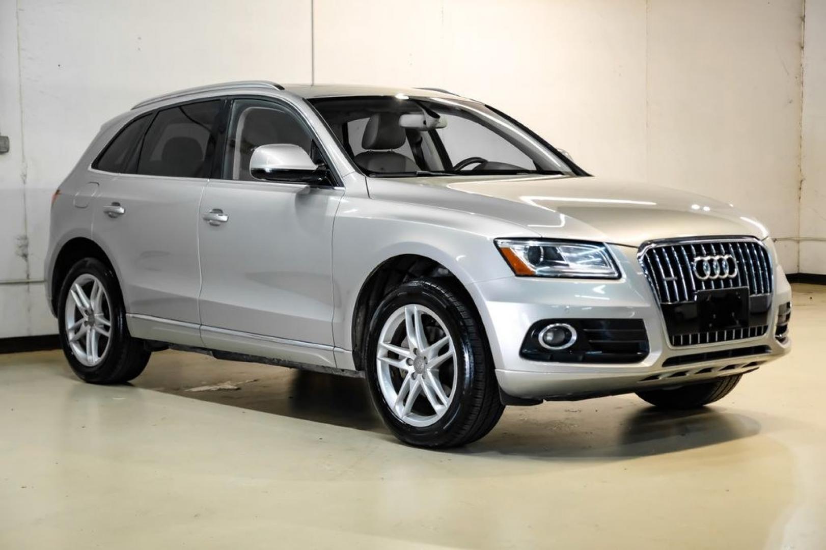 2017 Silver Metallic /Pistachio Beige Audi Q5 2.0T Premium Plus (WA1L2AFP1HA) with an 2.0L 4-Cylinder TFSI engine, Automatic transmission, located at 15300 Midway Rd., Addison, TX, 75001, (972) 702-0011, 32.958321, -96.838074 - Photo#6