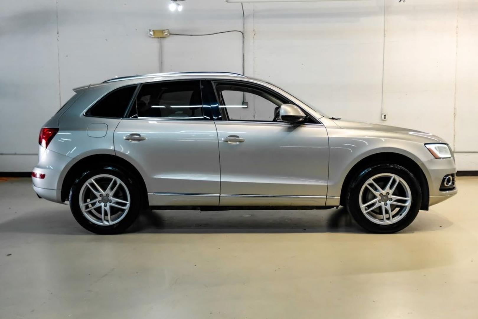 2017 Silver Metallic /Pistachio Beige Audi Q5 2.0T Premium Plus (WA1L2AFP1HA) with an 2.0L 4-Cylinder TFSI engine, Automatic transmission, located at 15300 Midway Rd., Addison, TX, 75001, (972) 702-0011, 32.958321, -96.838074 - Photo#7