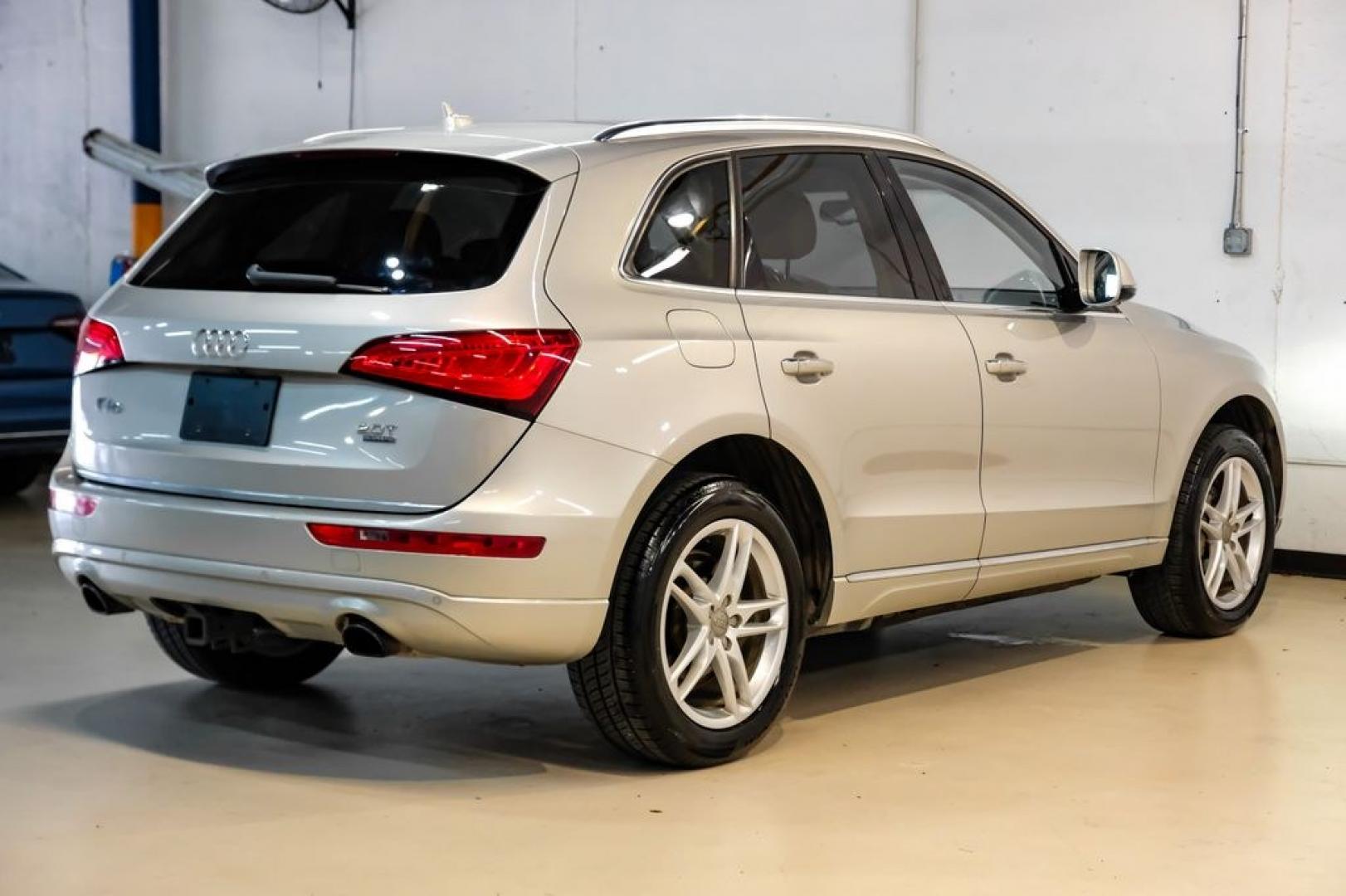 2017 Silver Metallic /Pistachio Beige Audi Q5 2.0T Premium Plus (WA1L2AFP1HA) with an 2.0L 4-Cylinder TFSI engine, Automatic transmission, located at 15300 Midway Rd., Addison, TX, 75001, (972) 702-0011, 32.958321, -96.838074 - Photo#8