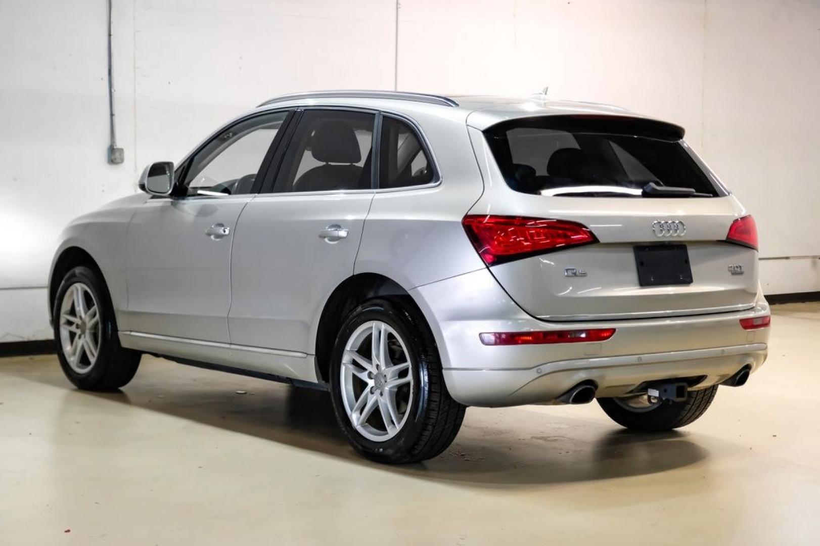 2017 Silver Metallic /Pistachio Beige Audi Q5 2.0T Premium Plus (WA1L2AFP1HA) with an 2.0L 4-Cylinder TFSI engine, Automatic transmission, located at 15300 Midway Rd., Addison, TX, 75001, (972) 702-0011, 32.958321, -96.838074 - Photo#10