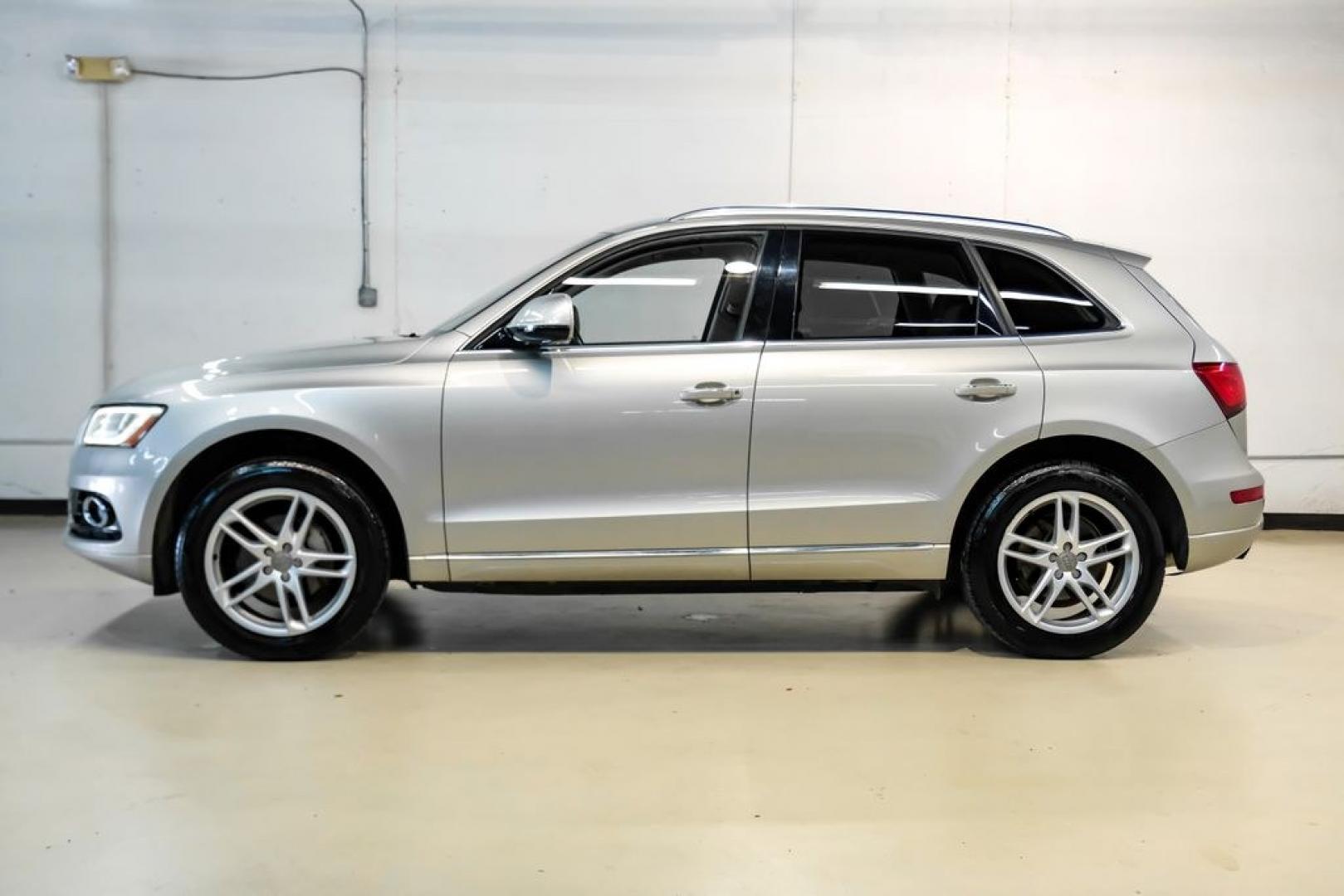 2017 Silver Metallic /Pistachio Beige Audi Q5 2.0T Premium Plus (WA1L2AFP1HA) with an 2.0L 4-Cylinder TFSI engine, Automatic transmission, located at 15300 Midway Rd., Addison, TX, 75001, (972) 702-0011, 32.958321, -96.838074 - Photo#11