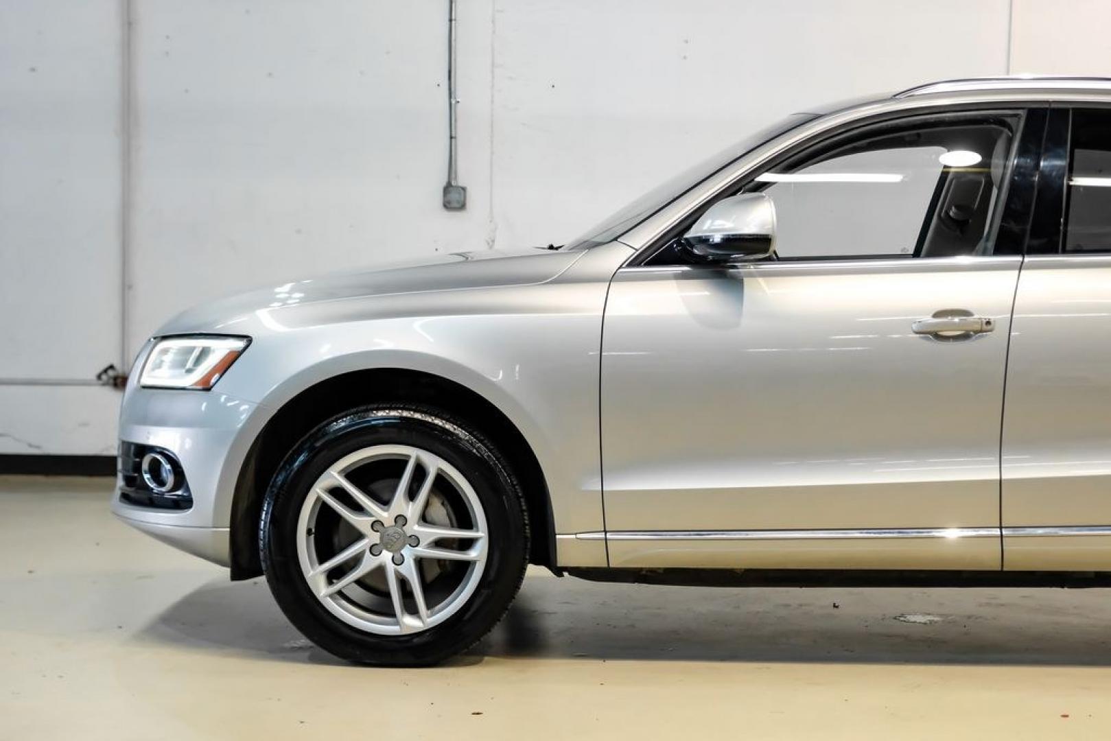 2017 Silver Metallic /Pistachio Beige Audi Q5 2.0T Premium Plus (WA1L2AFP1HA) with an 2.0L 4-Cylinder TFSI engine, Automatic transmission, located at 15300 Midway Rd., Addison, TX, 75001, (972) 702-0011, 32.958321, -96.838074 - Photo#12
