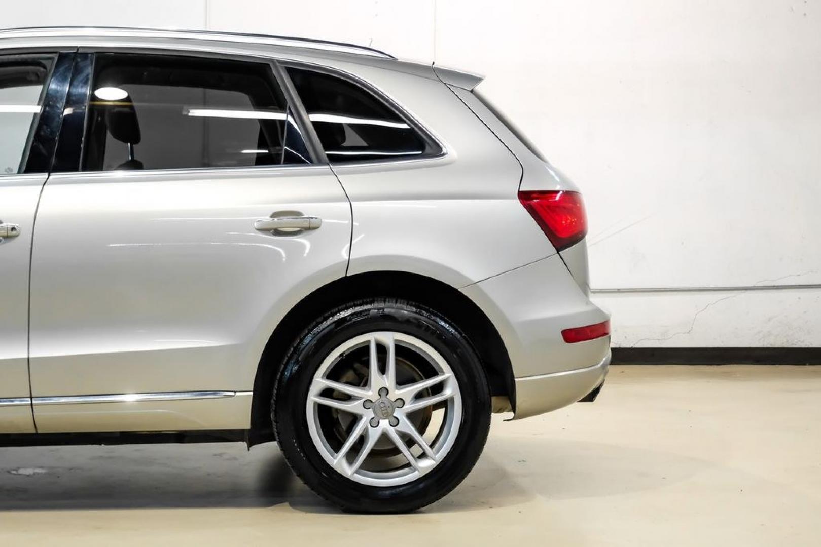 2017 Silver Metallic /Pistachio Beige Audi Q5 2.0T Premium Plus (WA1L2AFP1HA) with an 2.0L 4-Cylinder TFSI engine, Automatic transmission, located at 15300 Midway Rd., Addison, TX, 75001, (972) 702-0011, 32.958321, -96.838074 - Photo#13