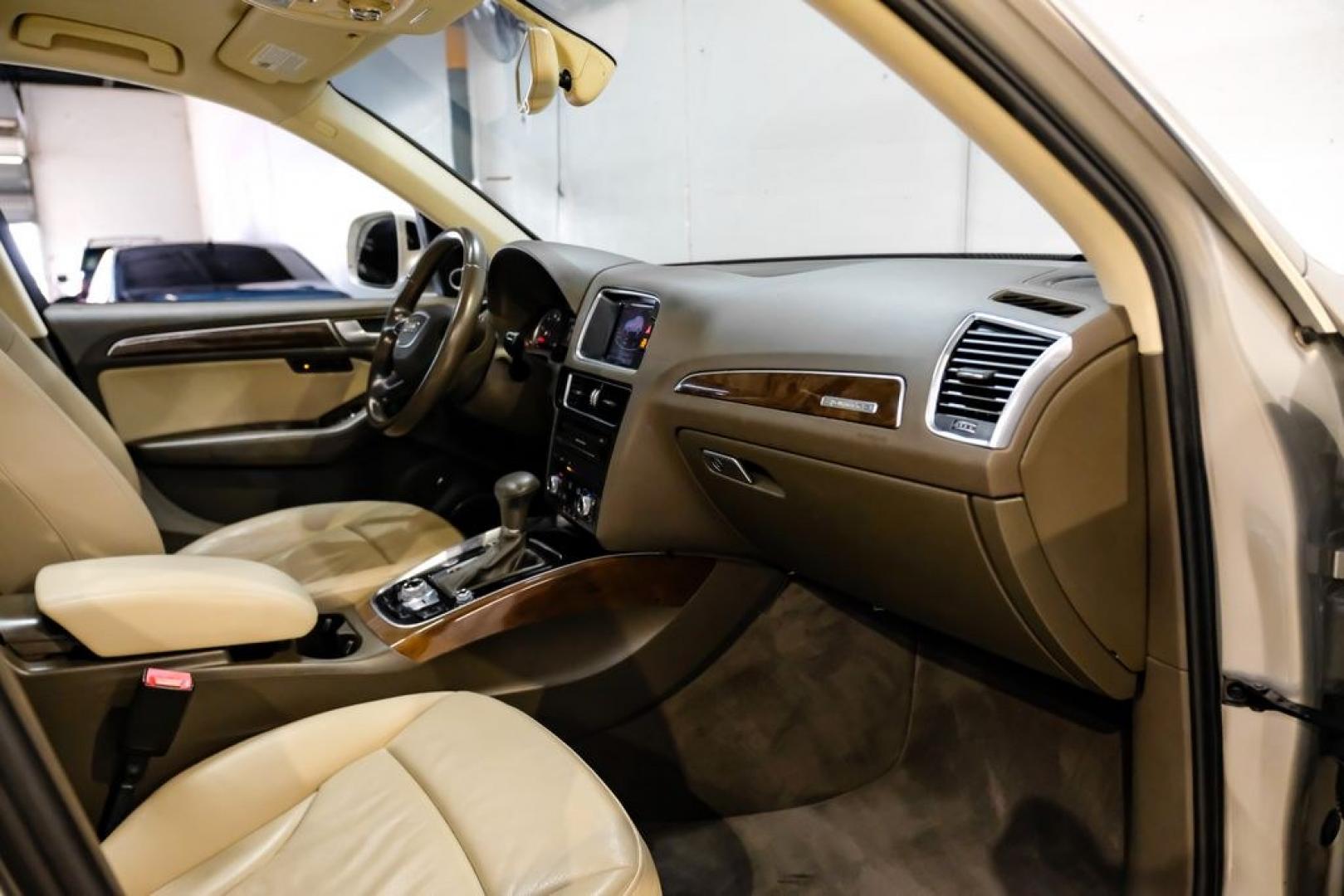 2017 Silver Metallic /Pistachio Beige Audi Q5 2.0T Premium Plus (WA1L2AFP1HA) with an 2.0L 4-Cylinder TFSI engine, Automatic transmission, located at 15300 Midway Rd., Addison, TX, 75001, (972) 702-0011, 32.958321, -96.838074 - Photo#14