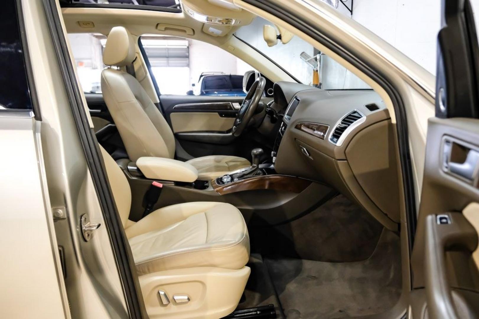 2017 Silver Metallic /Pistachio Beige Audi Q5 2.0T Premium Plus (WA1L2AFP1HA) with an 2.0L 4-Cylinder TFSI engine, Automatic transmission, located at 15300 Midway Rd., Addison, TX, 75001, (972) 702-0011, 32.958321, -96.838074 - Photo#34